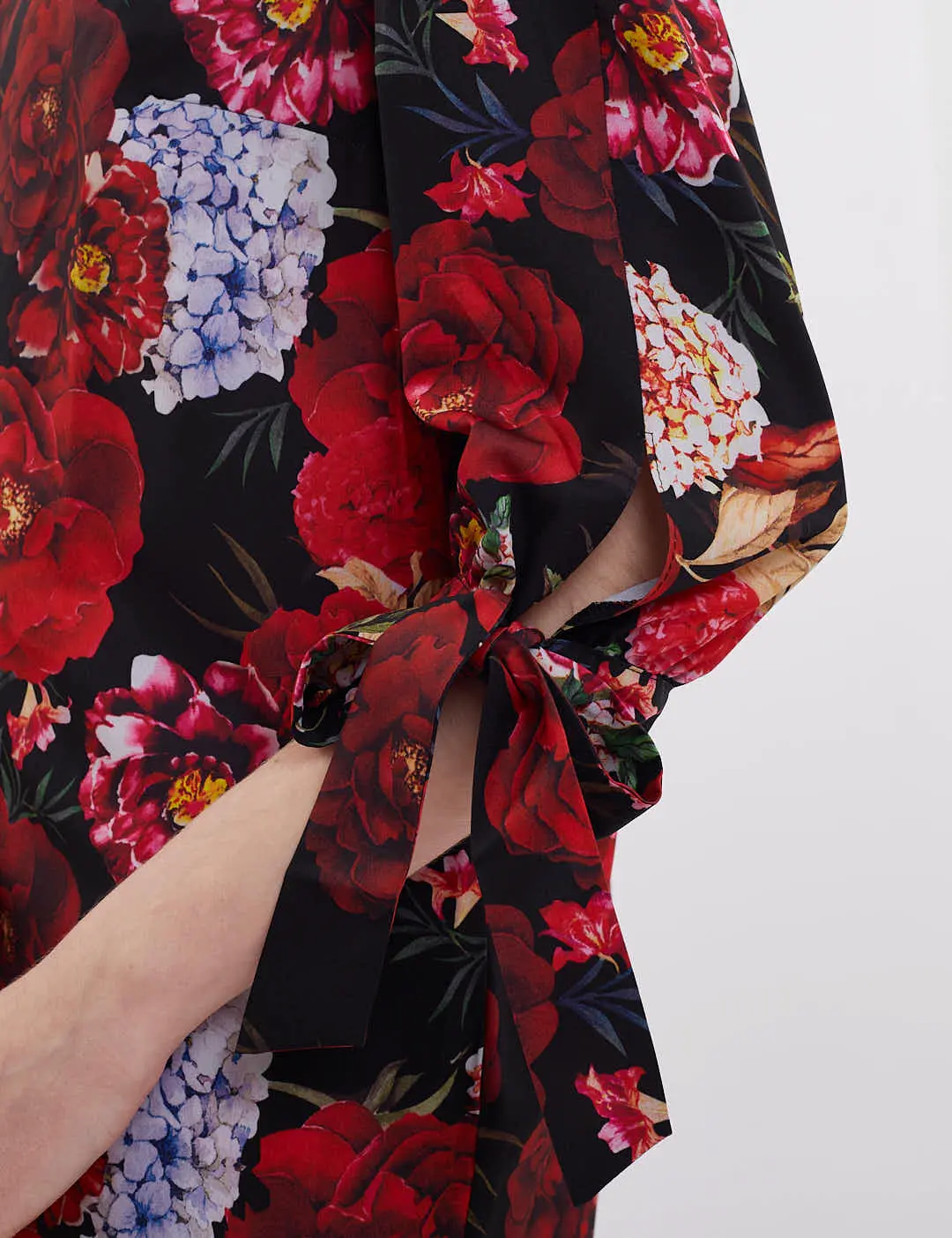 Картинка Сукня міді чорна з квітковим принтом