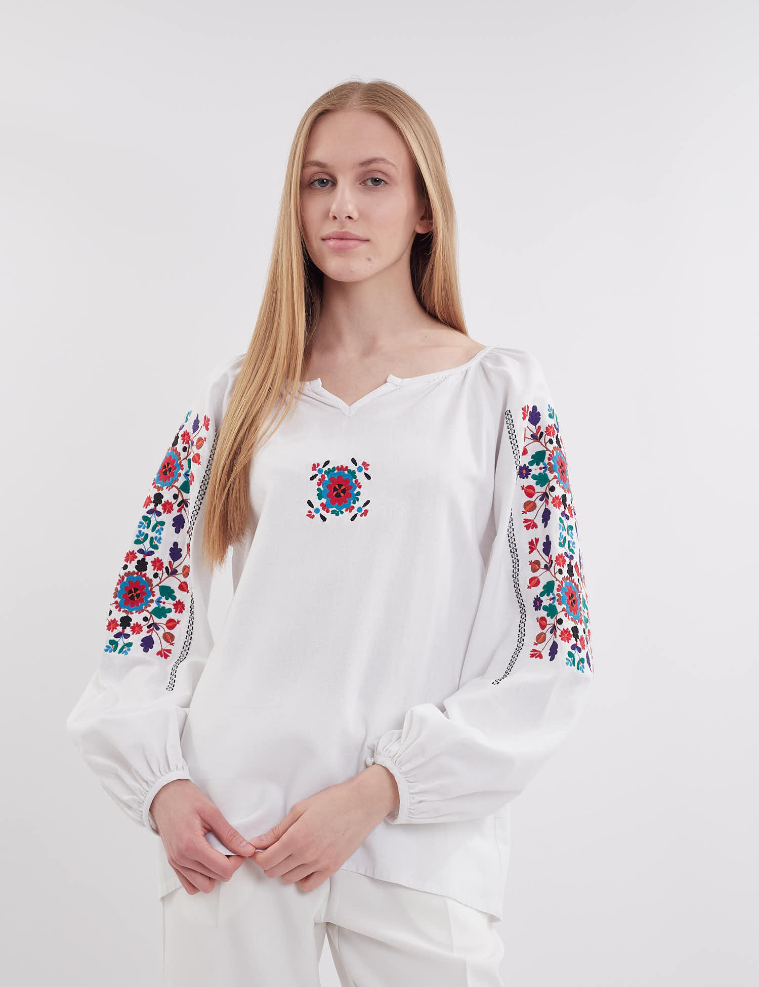 Картинка Блуза біла з вишивкою