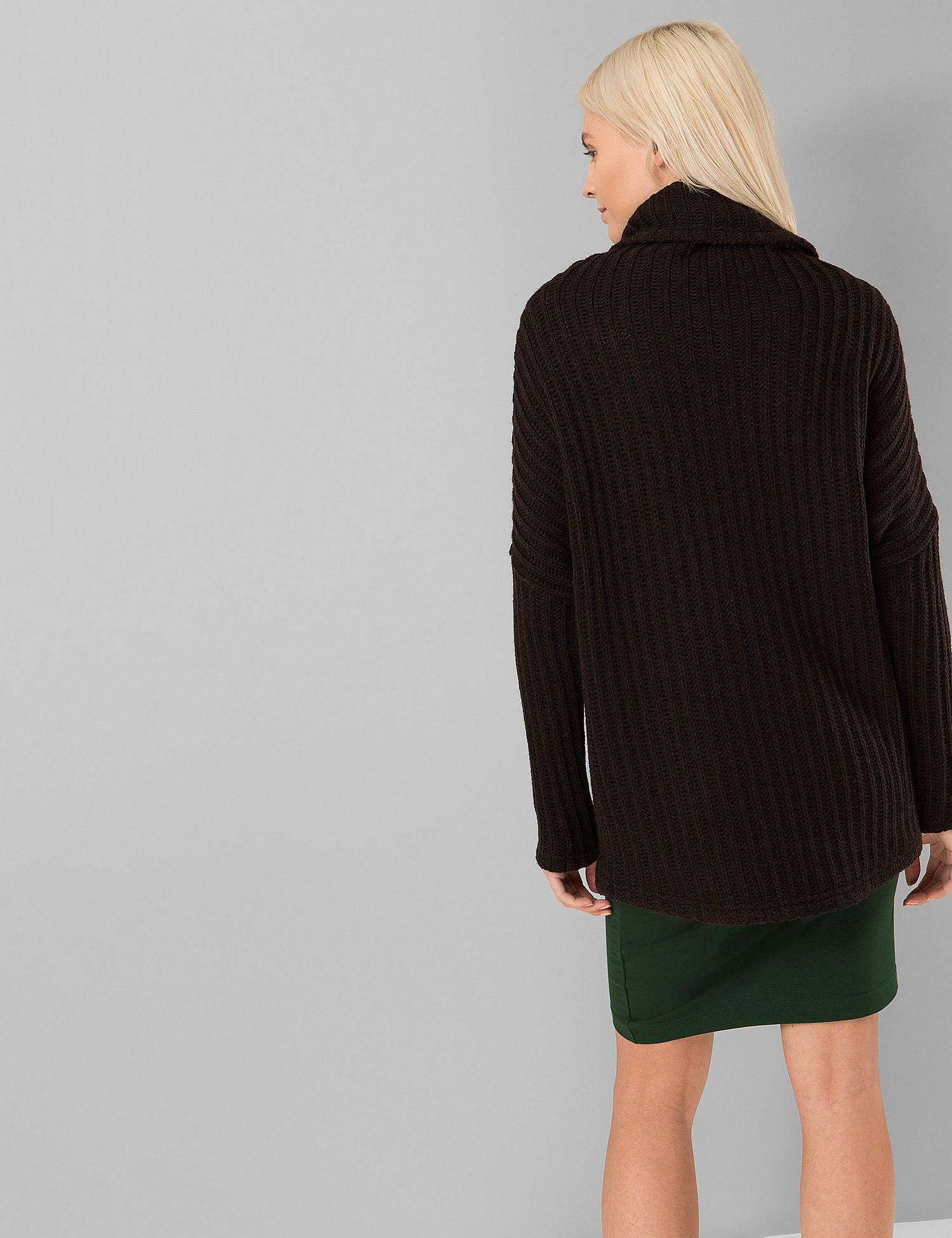 Картинка Жіночий коричневий светр-хомут