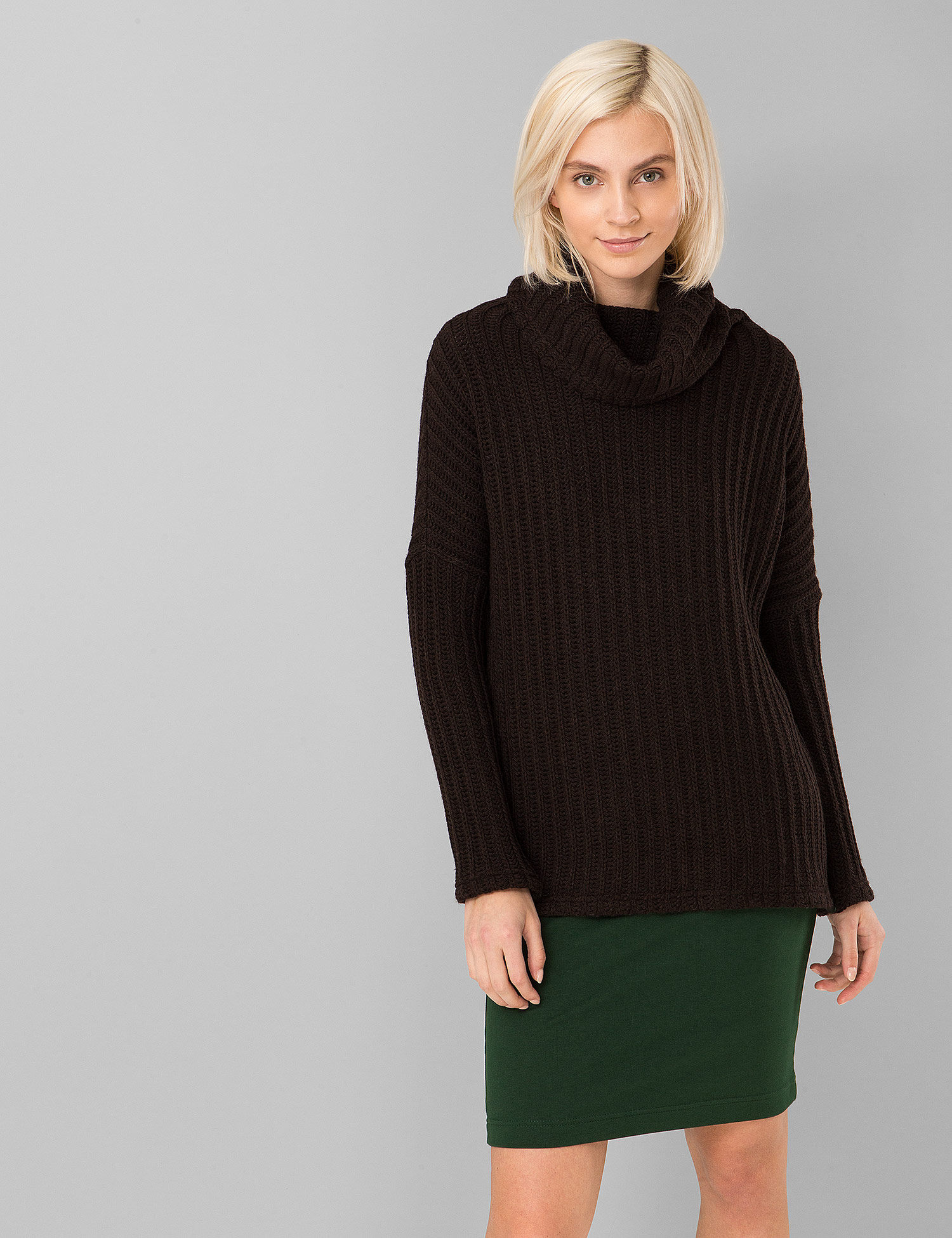 Картинка Жіночий коричневий светр-хомут