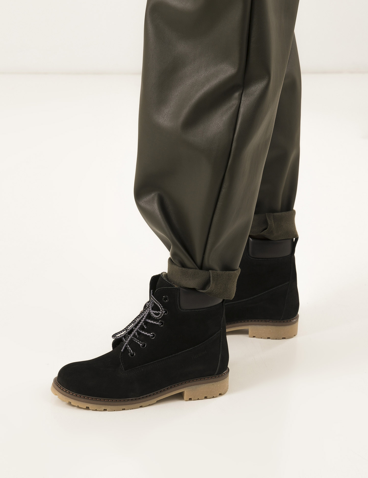 Картинка Жіночі чорні нубукові черевики