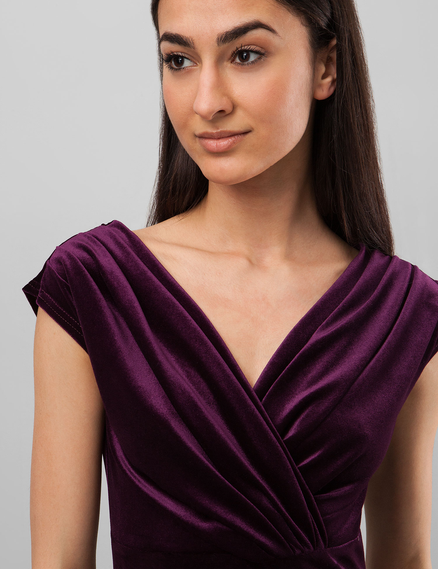Картинка Жіноча фіолетова оксамитова сукня