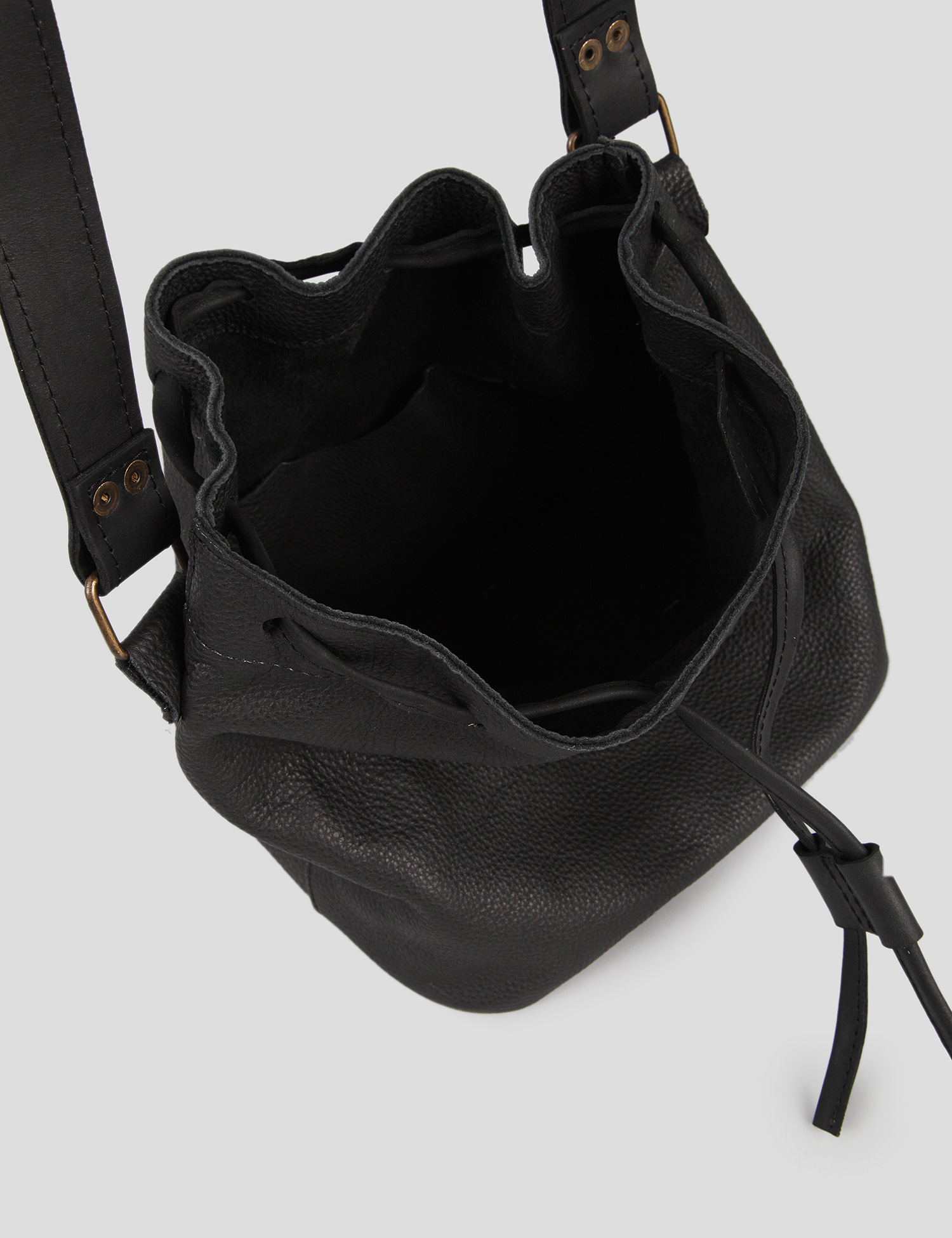 Картинка Жіноча чорна шкіряна сумка через плече