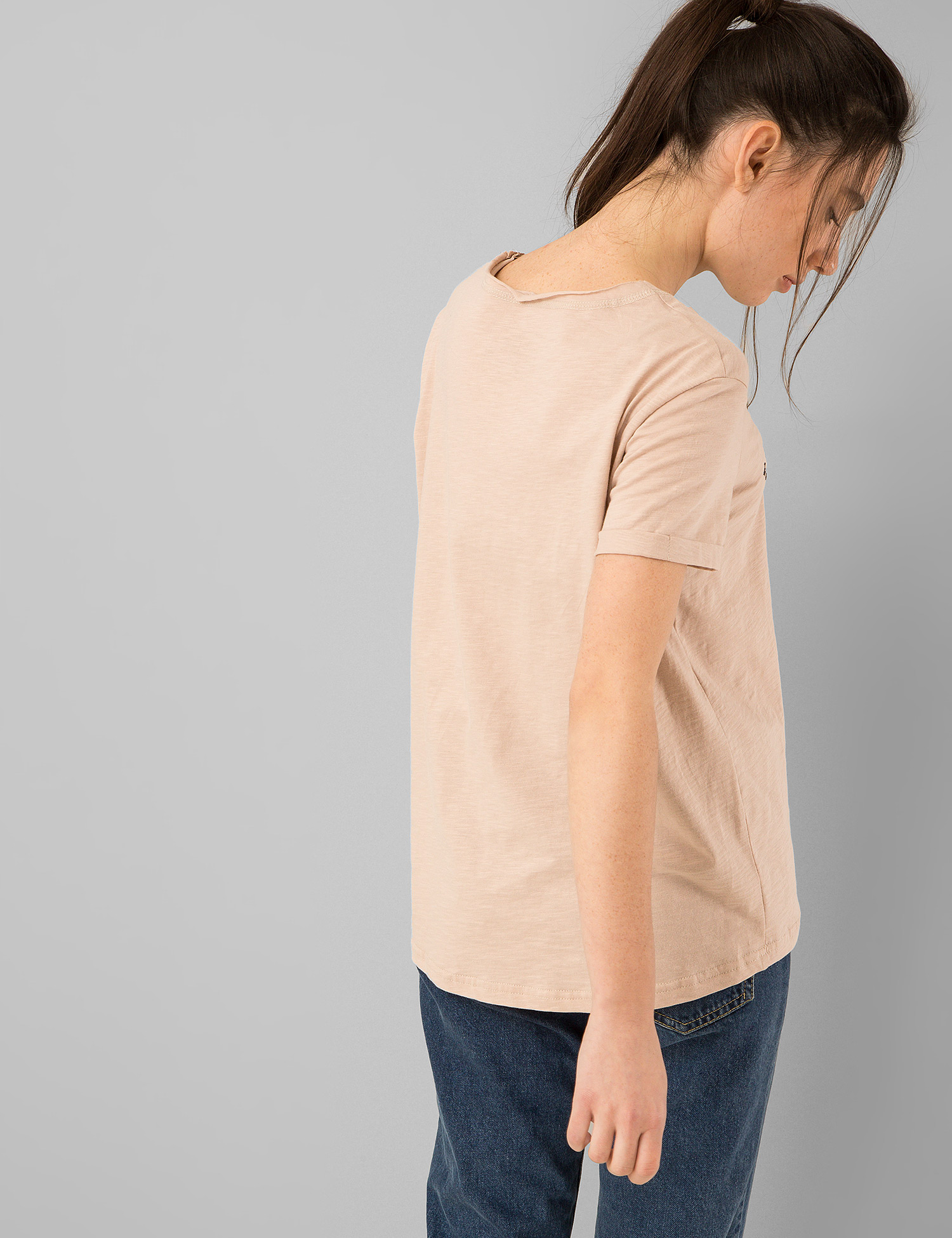 Картинка Жіноча бежева футболка з принтом
