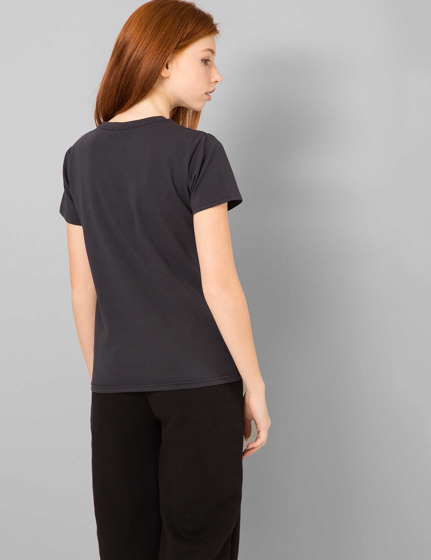 Картинка Жіноча темно-сіра футболка з принтом	