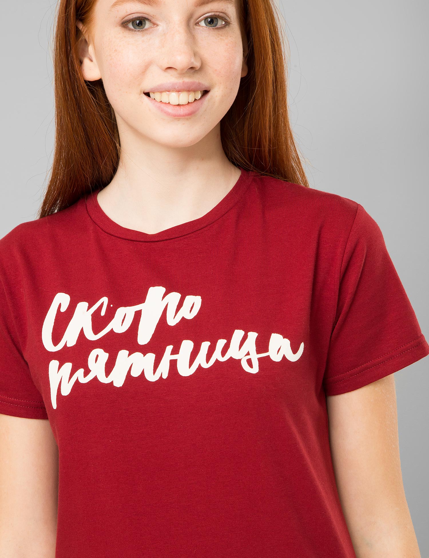 Картинка Жіноча бордова футболка з принтом	