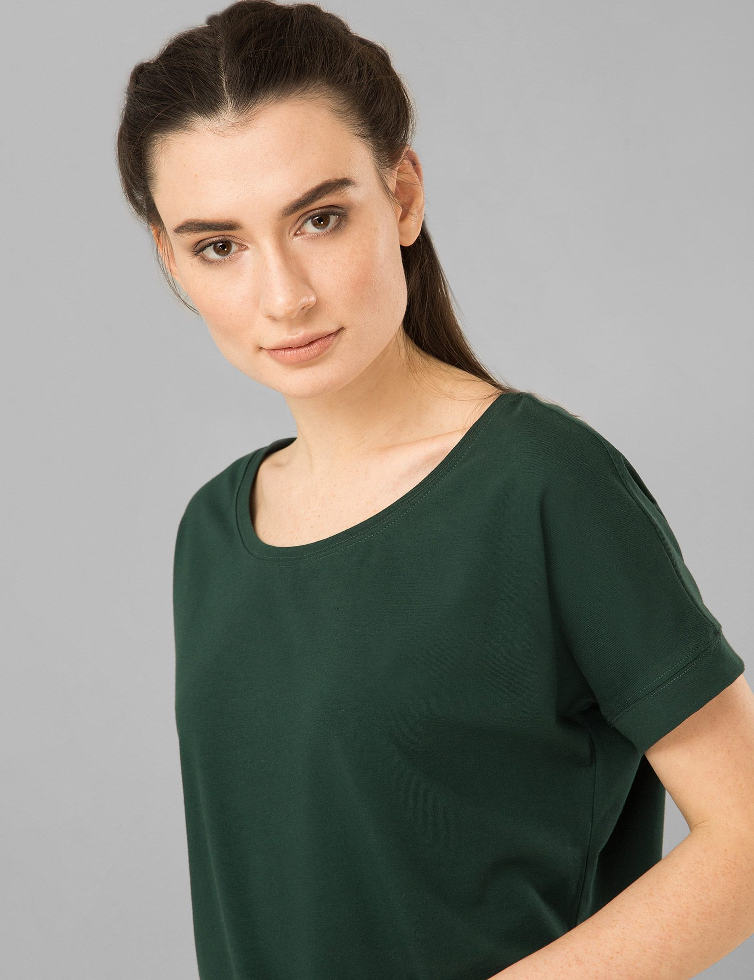 Картинка Жіноча зелена футболка