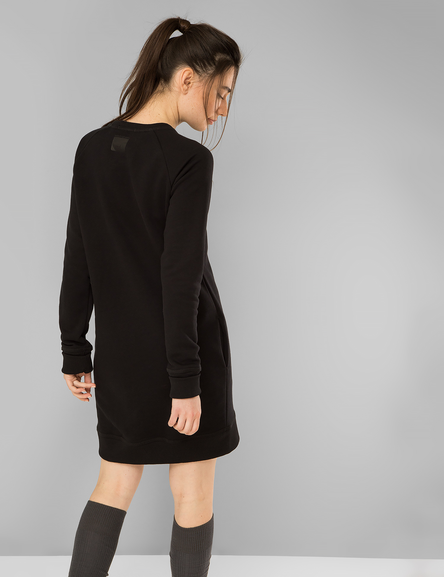 Картинка Жіноча чорна утеплена сукня-світшот	