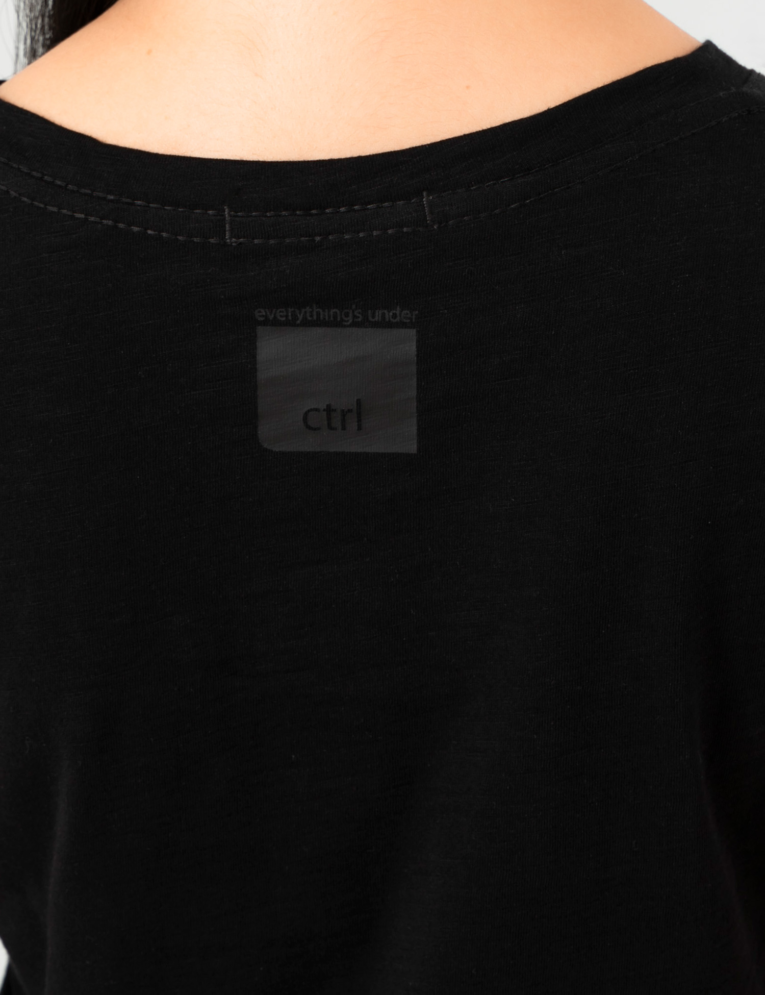 Картинка Жіноча чорна футболка