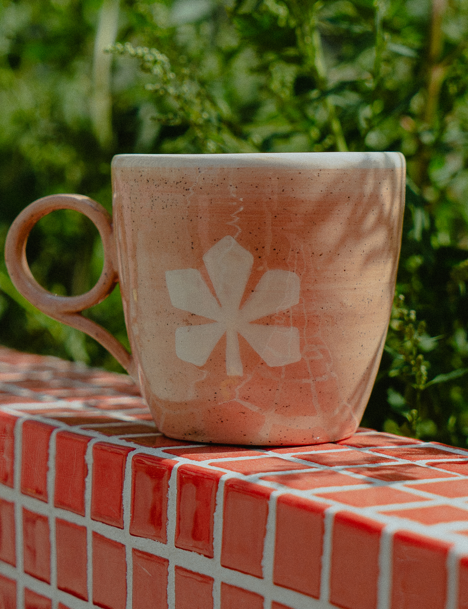 Картинка Рожева чашка керамічна з каштаном