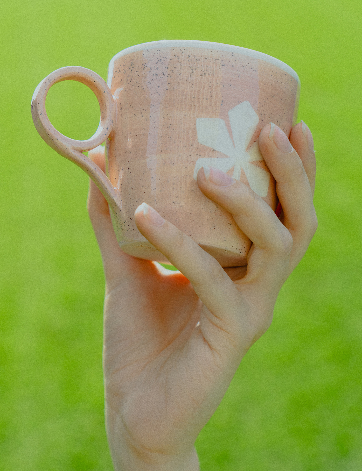 Картинка Рожева чашка керамічна з каштаном