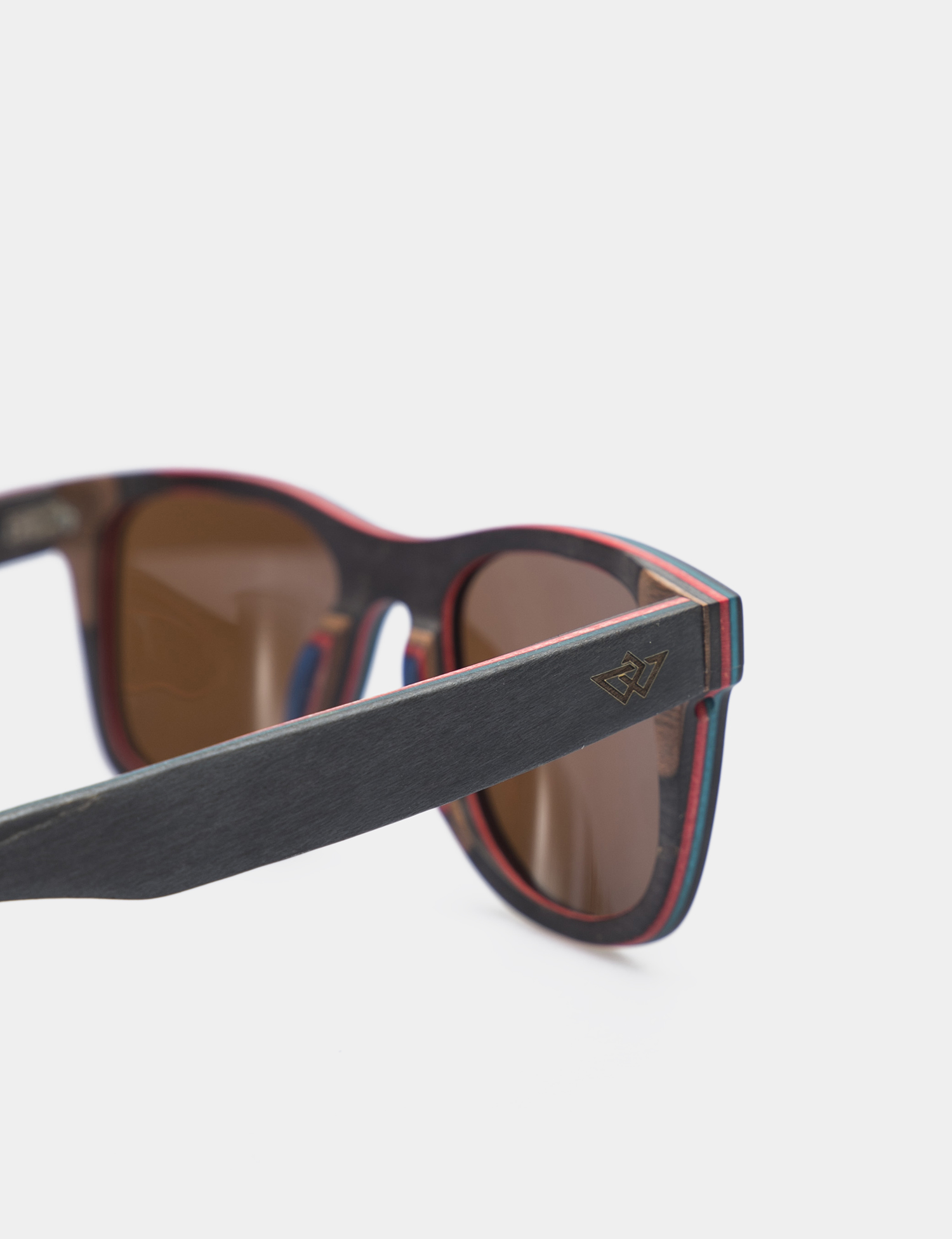 Картинка Коричневі сонцезахисні окуляри з дерев'яною оправою