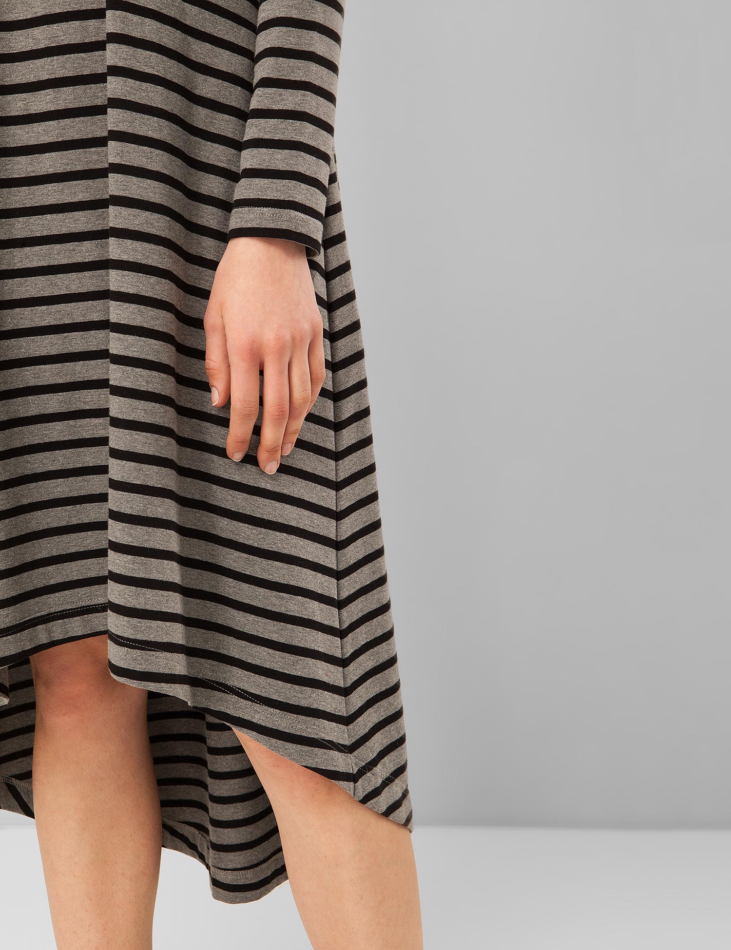 Картинка Жіноча сіра сукня в смужку