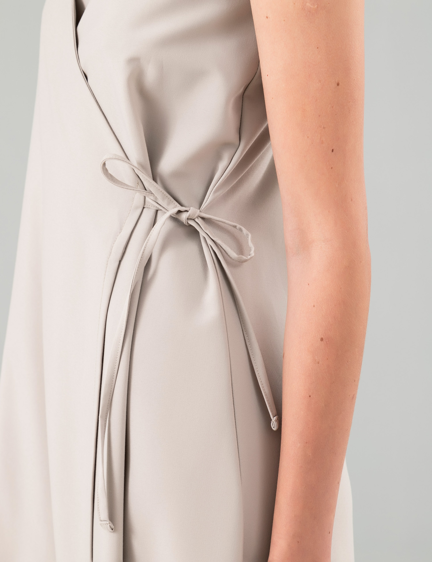 Картинка Жіноча сіра сукня на запах