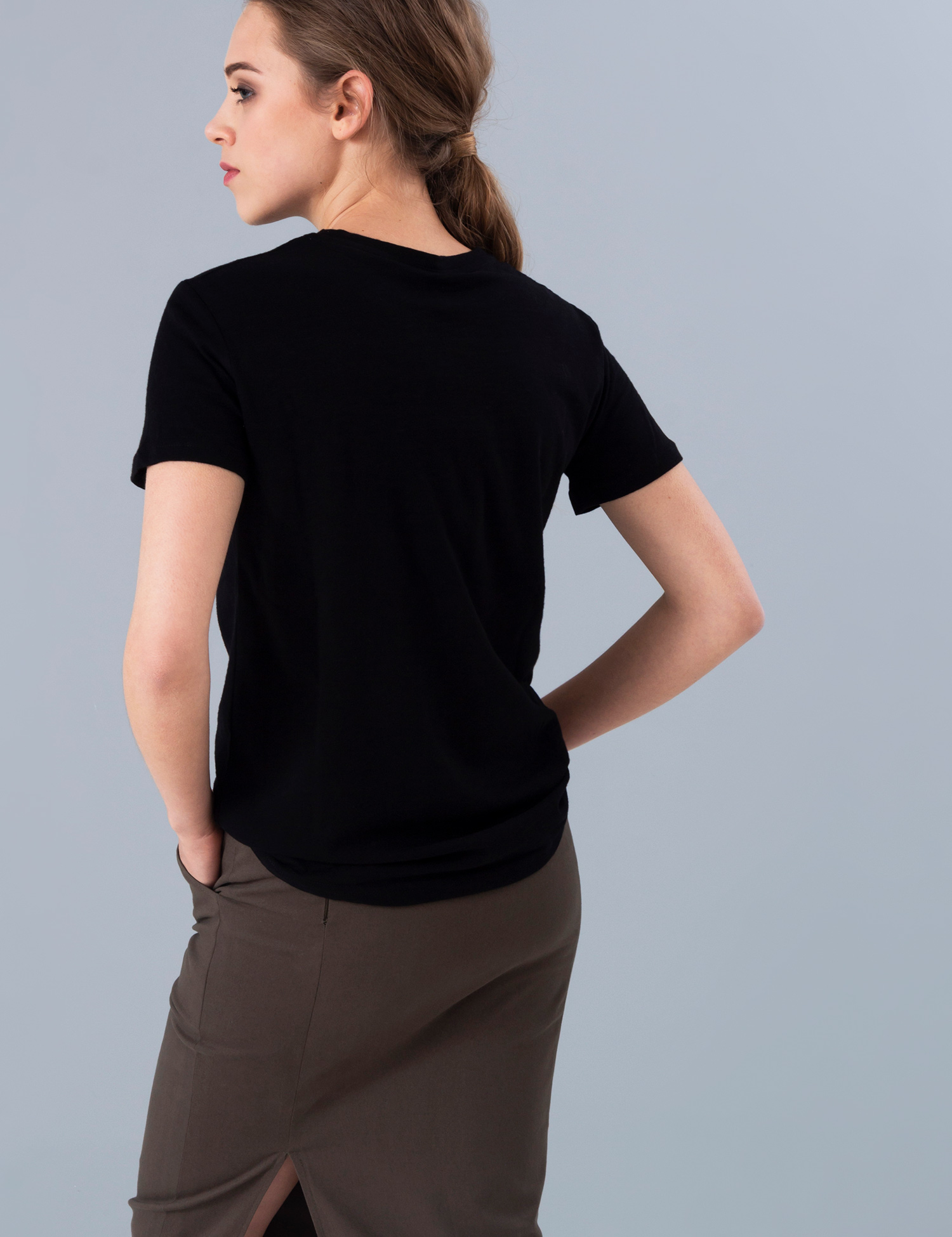 Картинка Жіноча чорна футболка з принтом