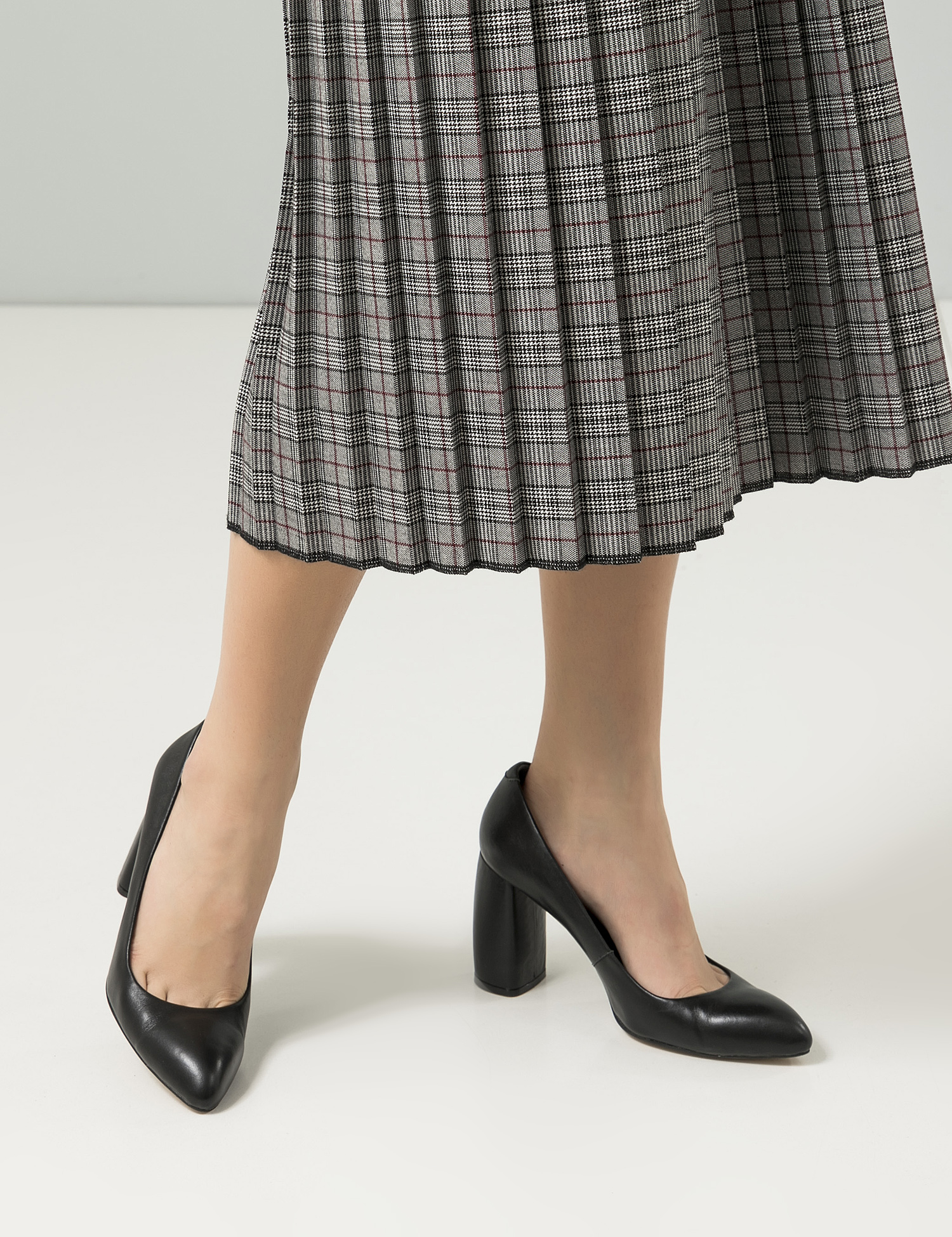 Картинка Жіночі чорні шкіряні туфлі на підборах