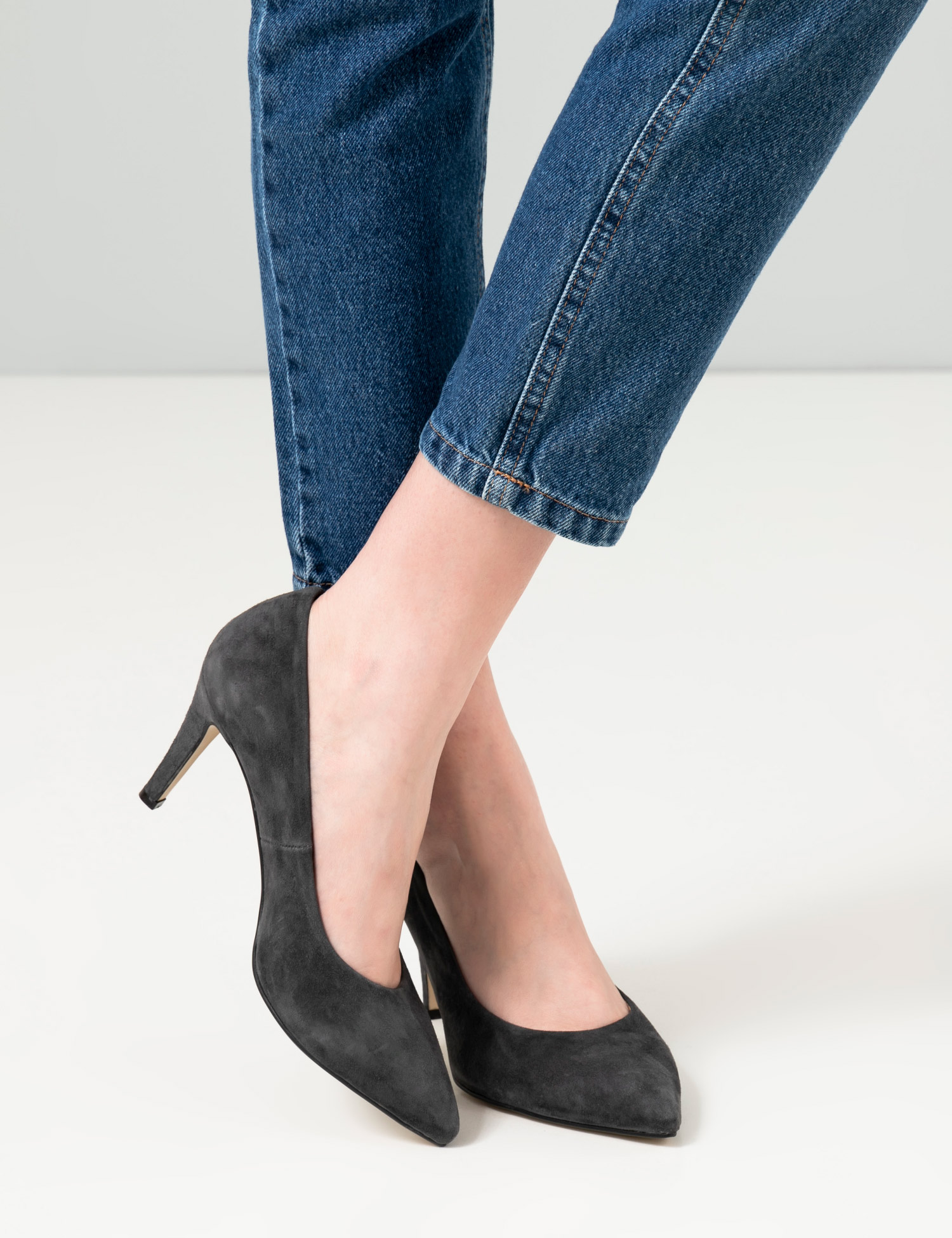 Картинка Жіночі темно-сірі замшеві туфлі