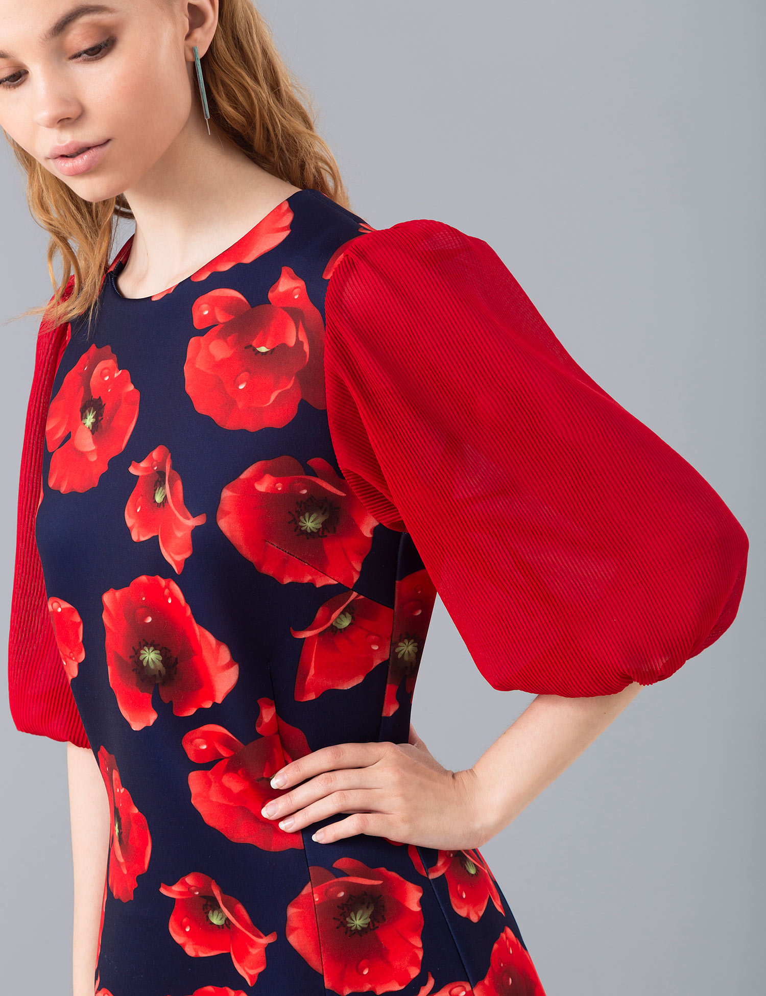 Картинка Жіноча червона сукня з квітковим візерунком