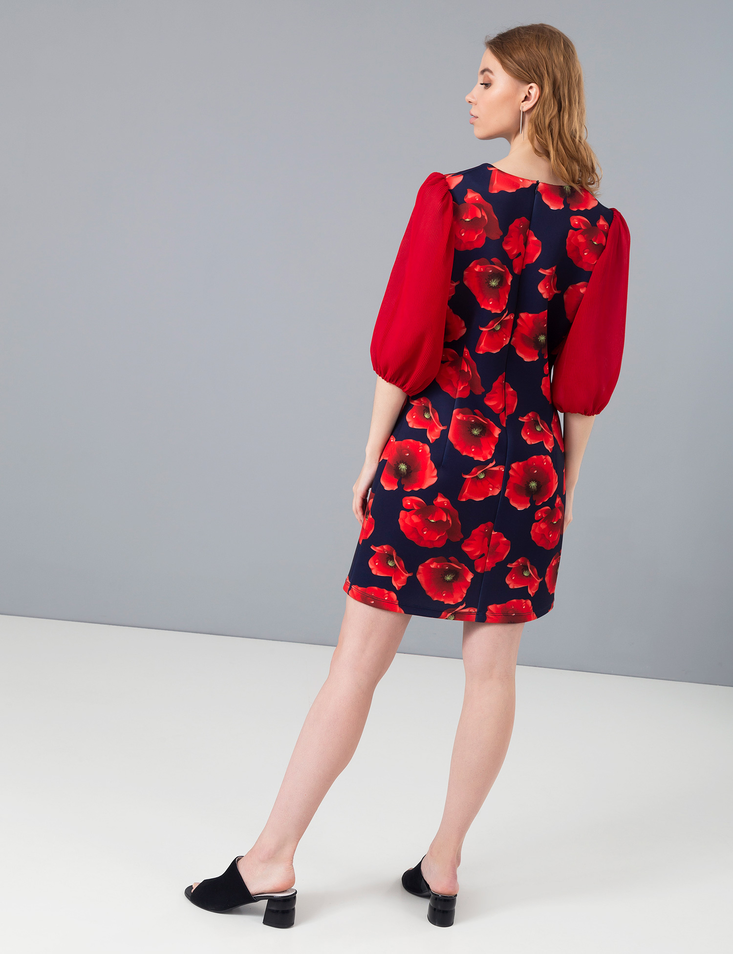 Картинка Жіноча червона сукня з квітковим візерунком