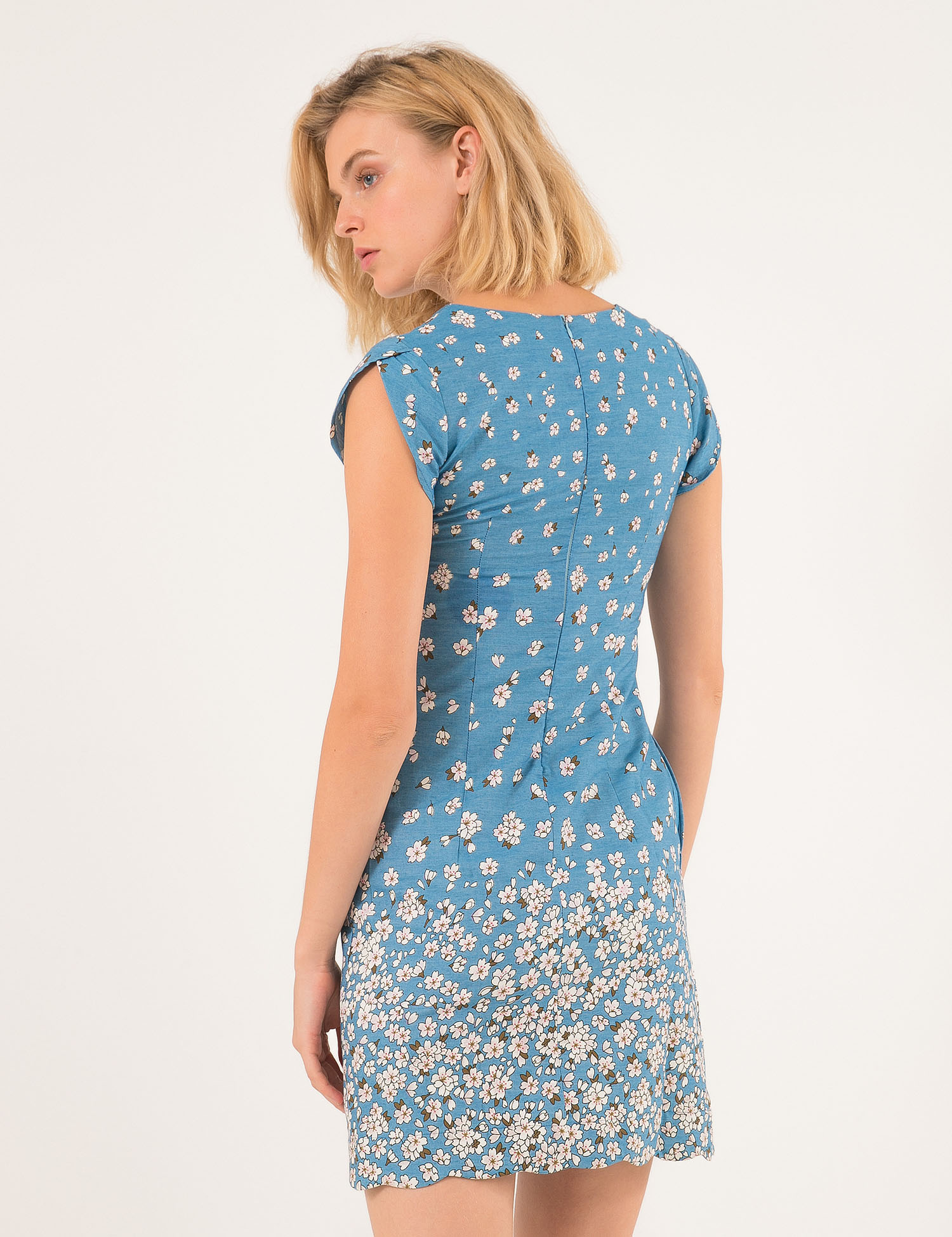 Картинка Синя сукня з квітковим візерунком