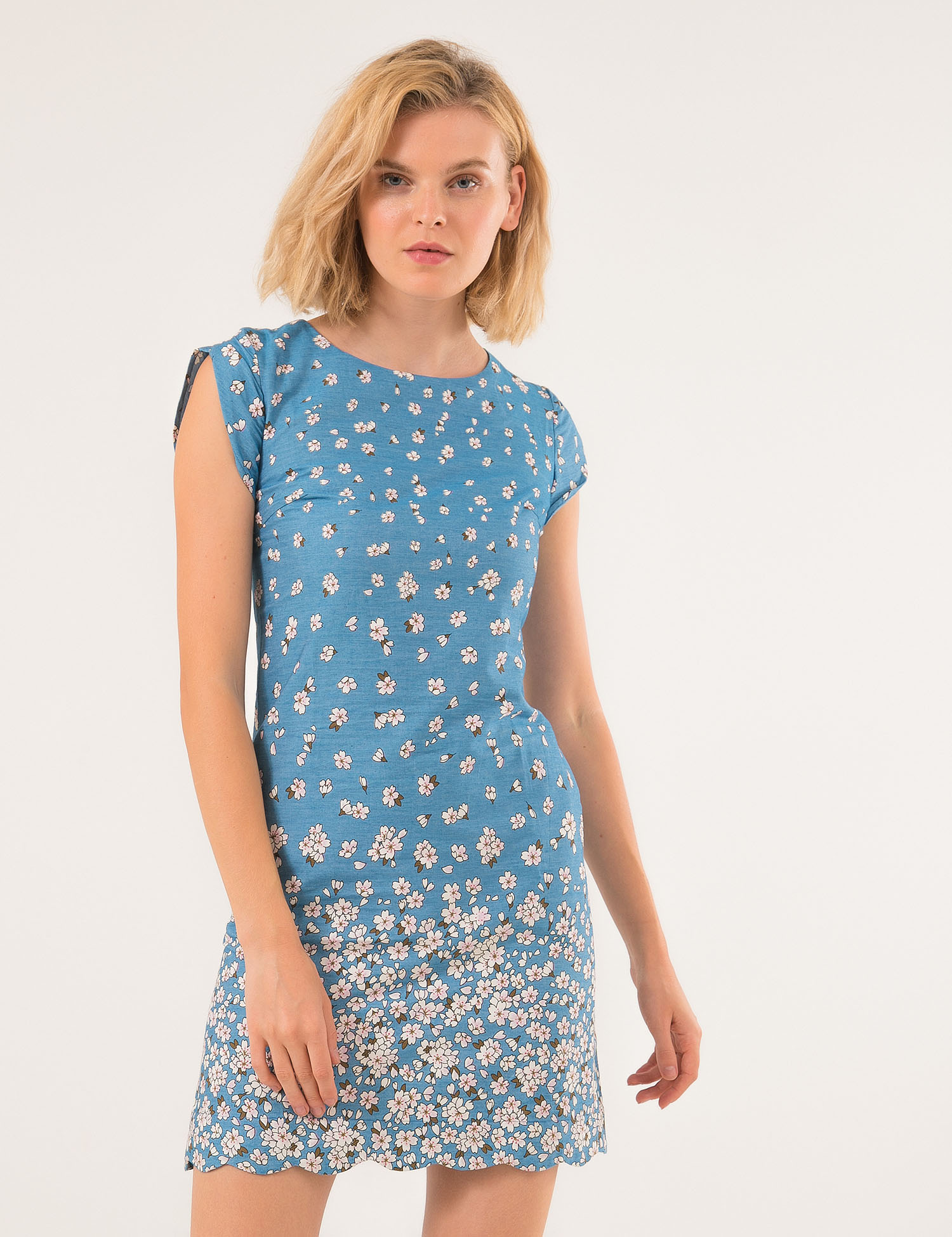 Картинка Синя сукня з квітковим візерунком