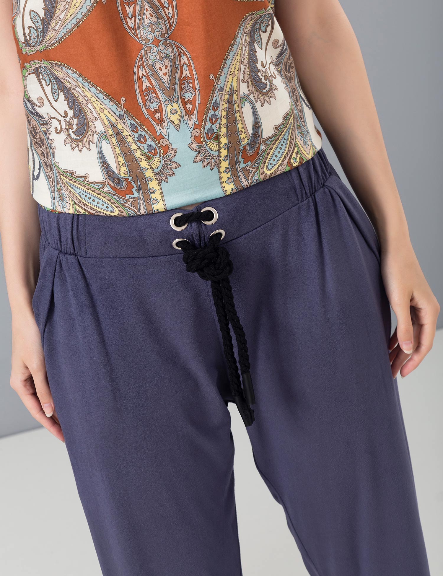 Картинка Жіночі сині брюки зі штучної замші
