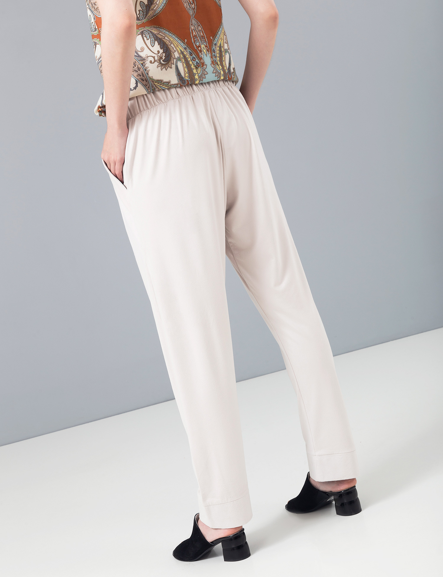 Картинка Жіночі білі брюки зі штучної замші