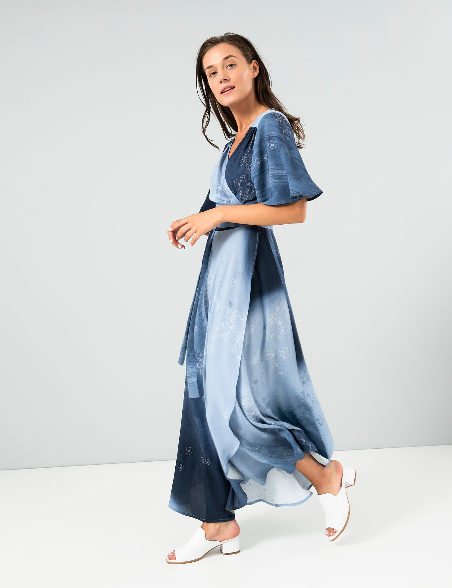 Картинка Жіноча блакитна сукня на запах