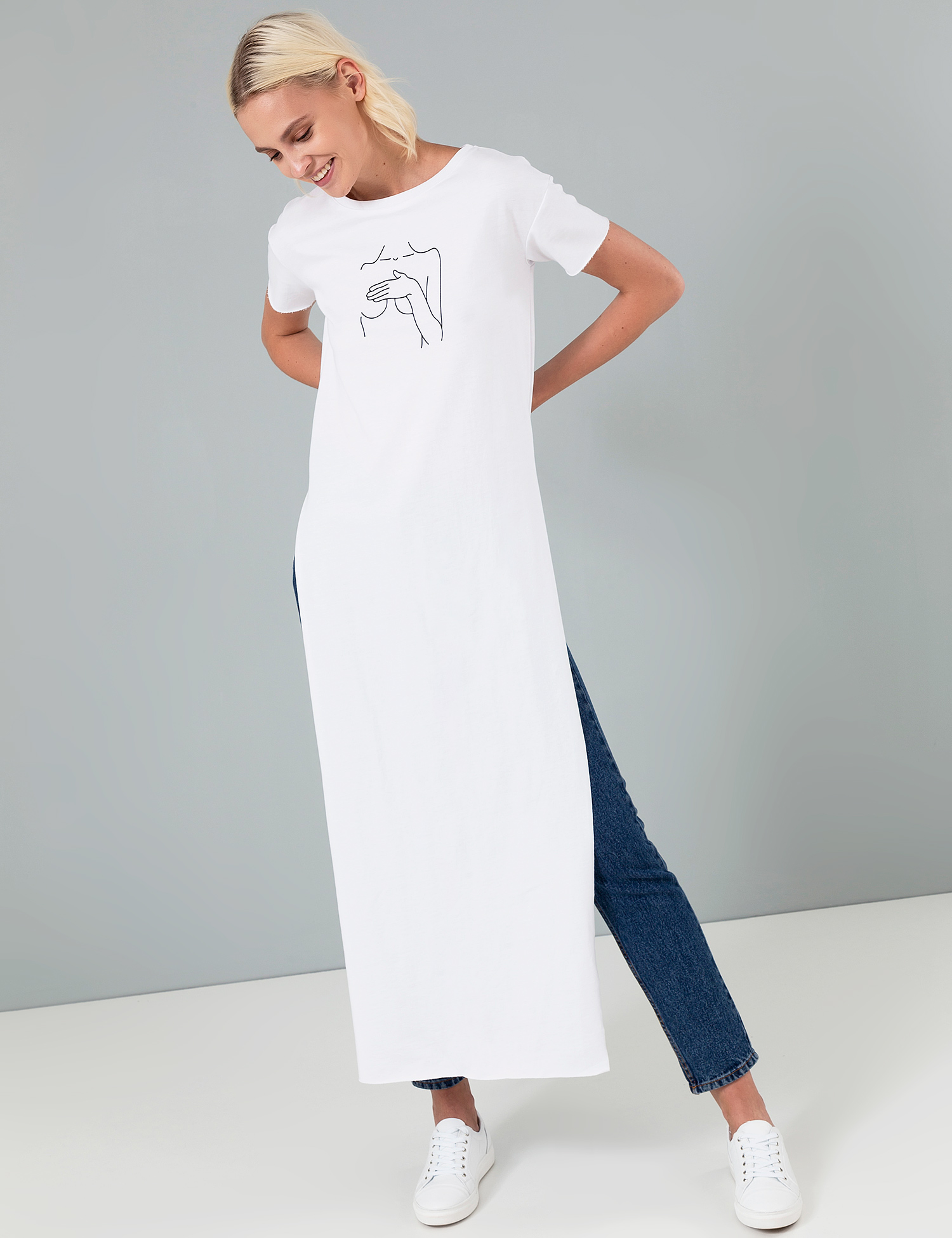 Картинка Жіноча біла сукня-футболка з принтом