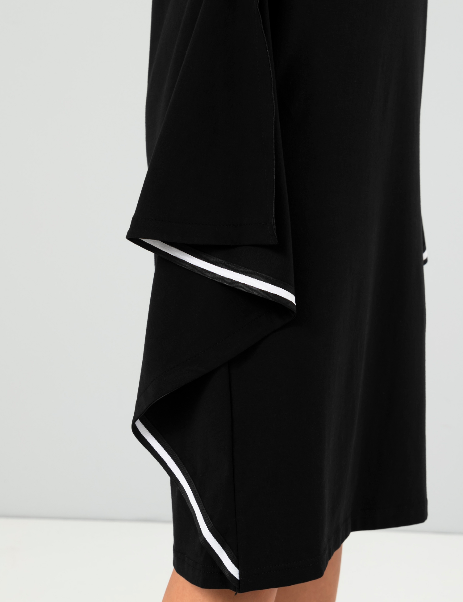 Картинка Жіноча чорна сукня