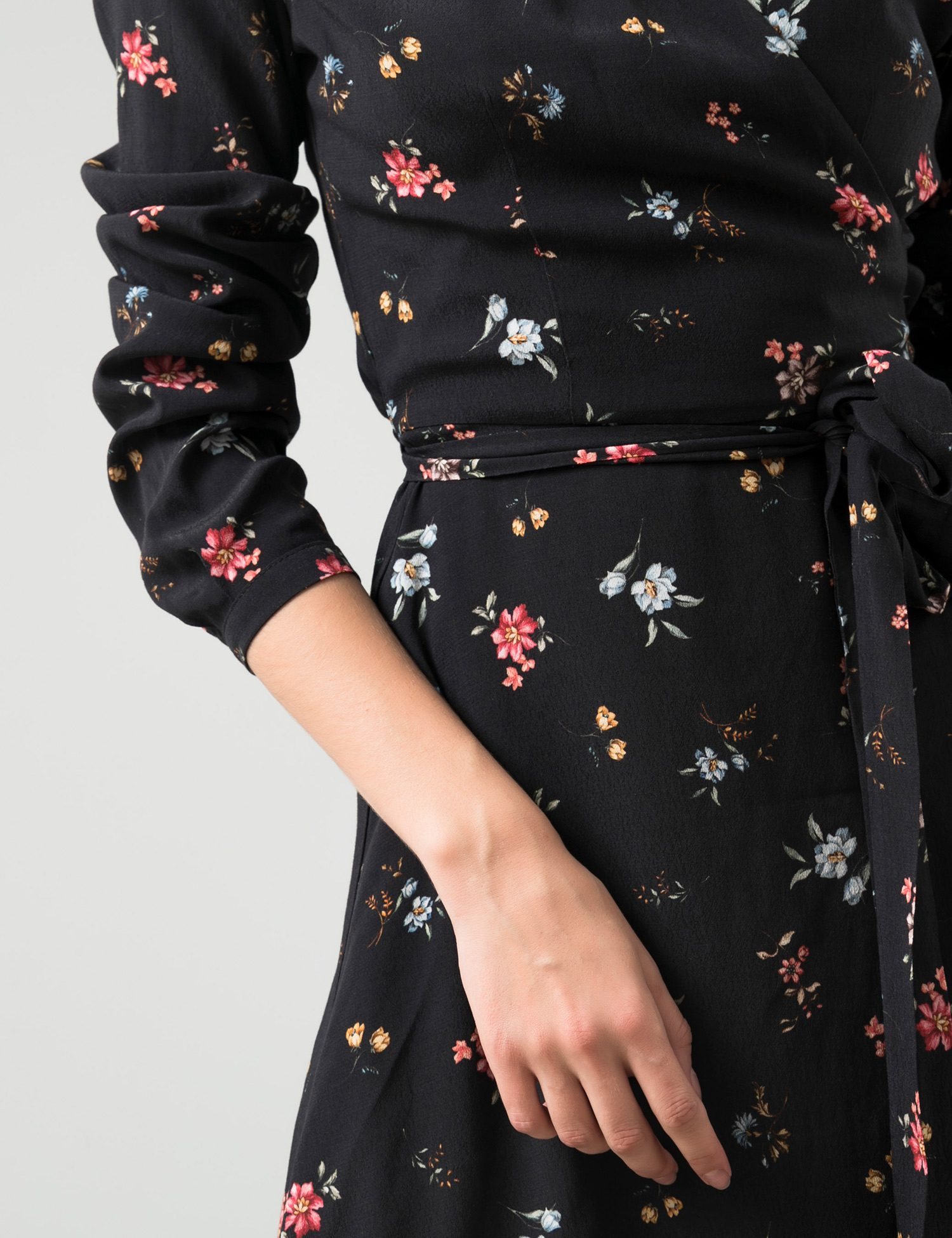 Картинка Чорна сукня з квітковим візерунком
