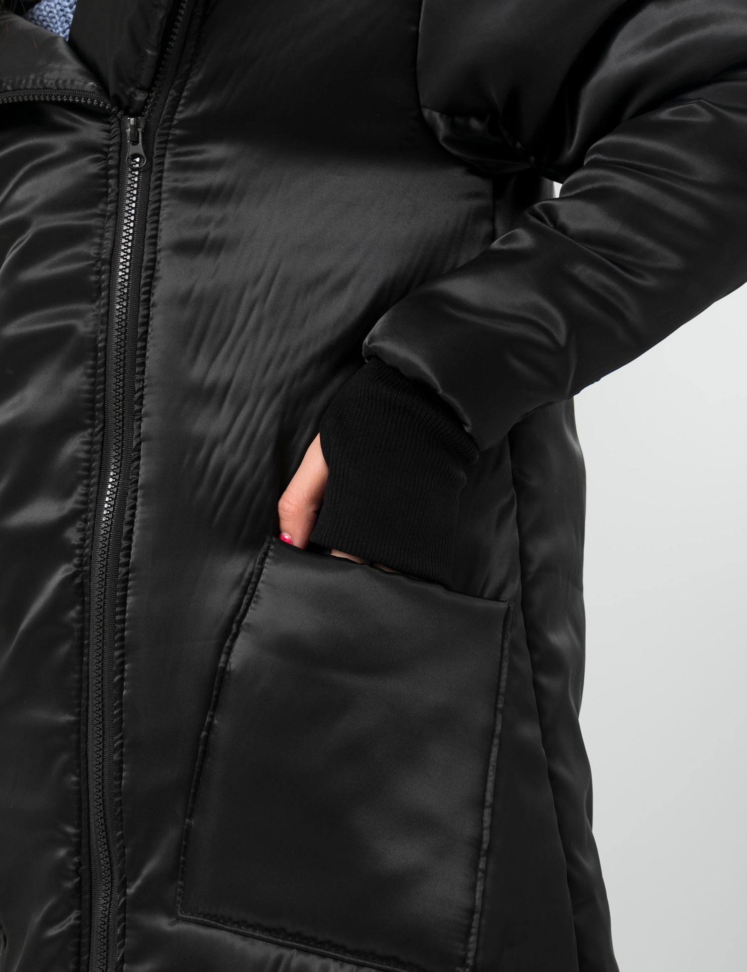 Картинка Жіноча чорна подовжена куртка