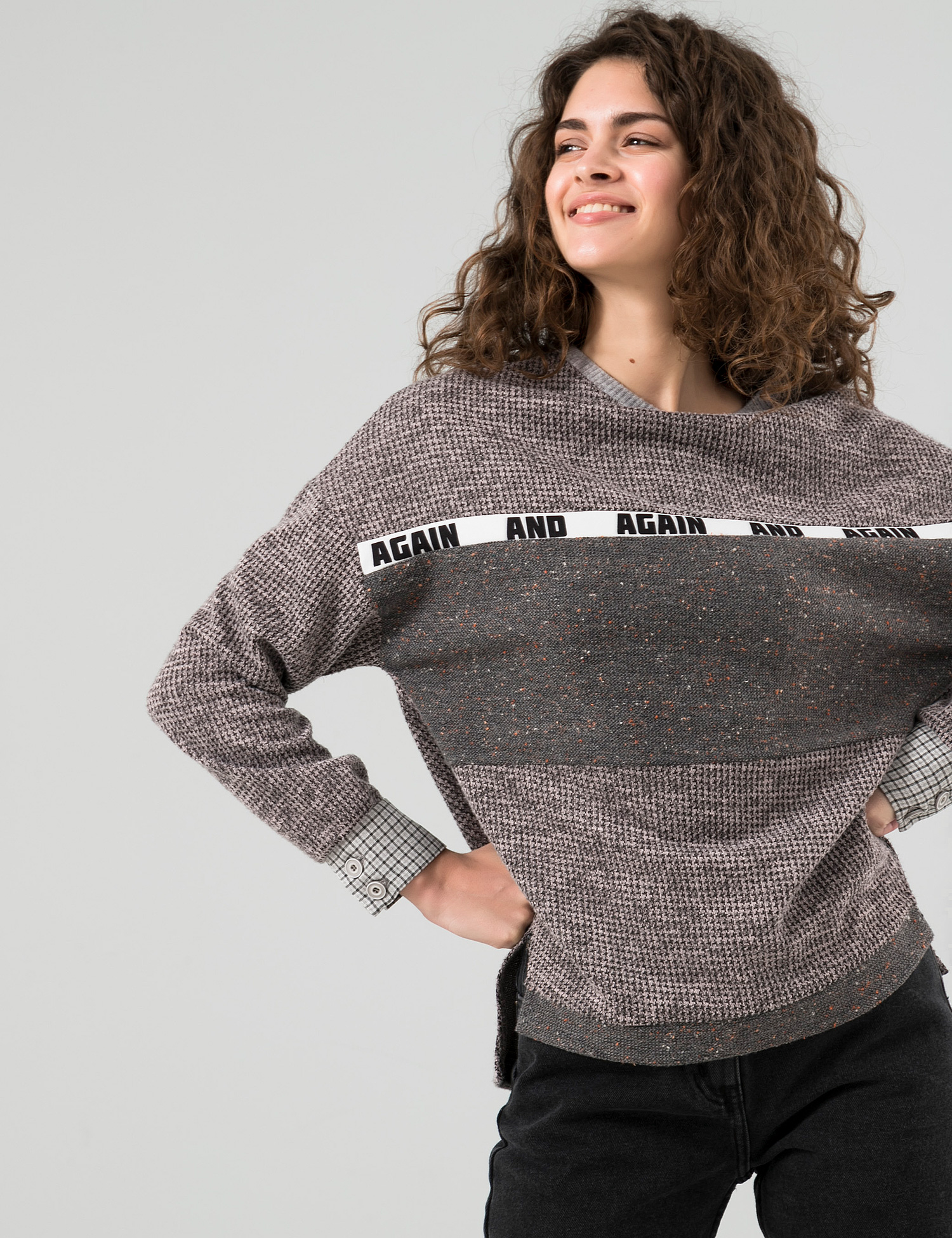 Картинка Жіночий сірий светр з принтом