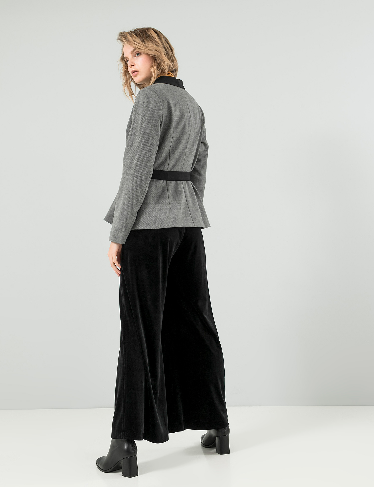 Картинка Жіночий світло-сірий піджак
