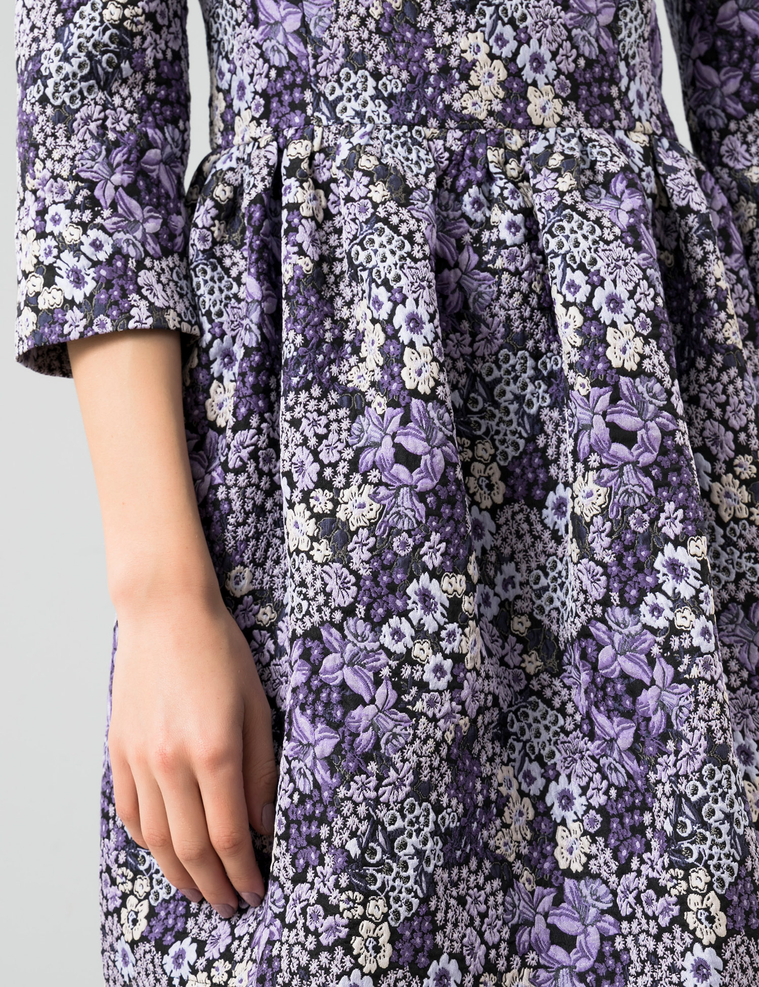 Картинка Фіолетова сукня з квітковим візерунком