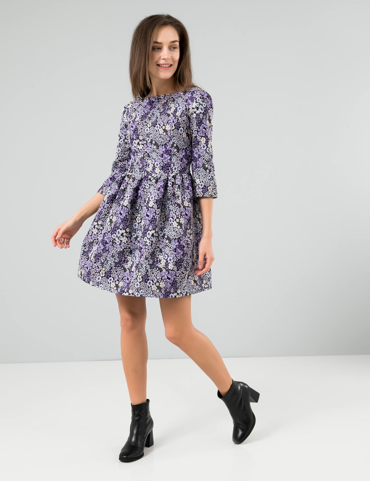Картинка Фіолетова сукня з квітковим візерунком