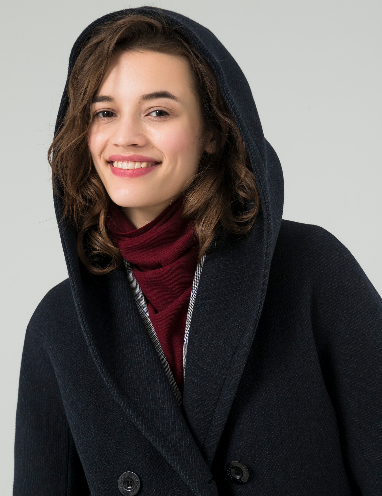 Картинка Жіноче чорне пальто з капюшоном