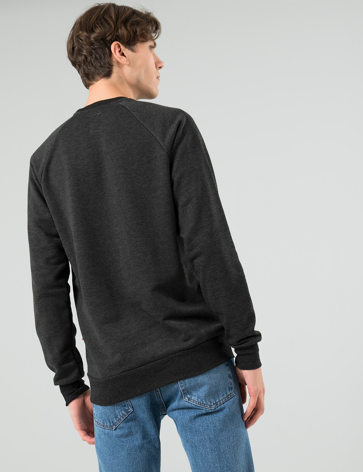 Картинка Чоловічий темно-сірий светр з принтом