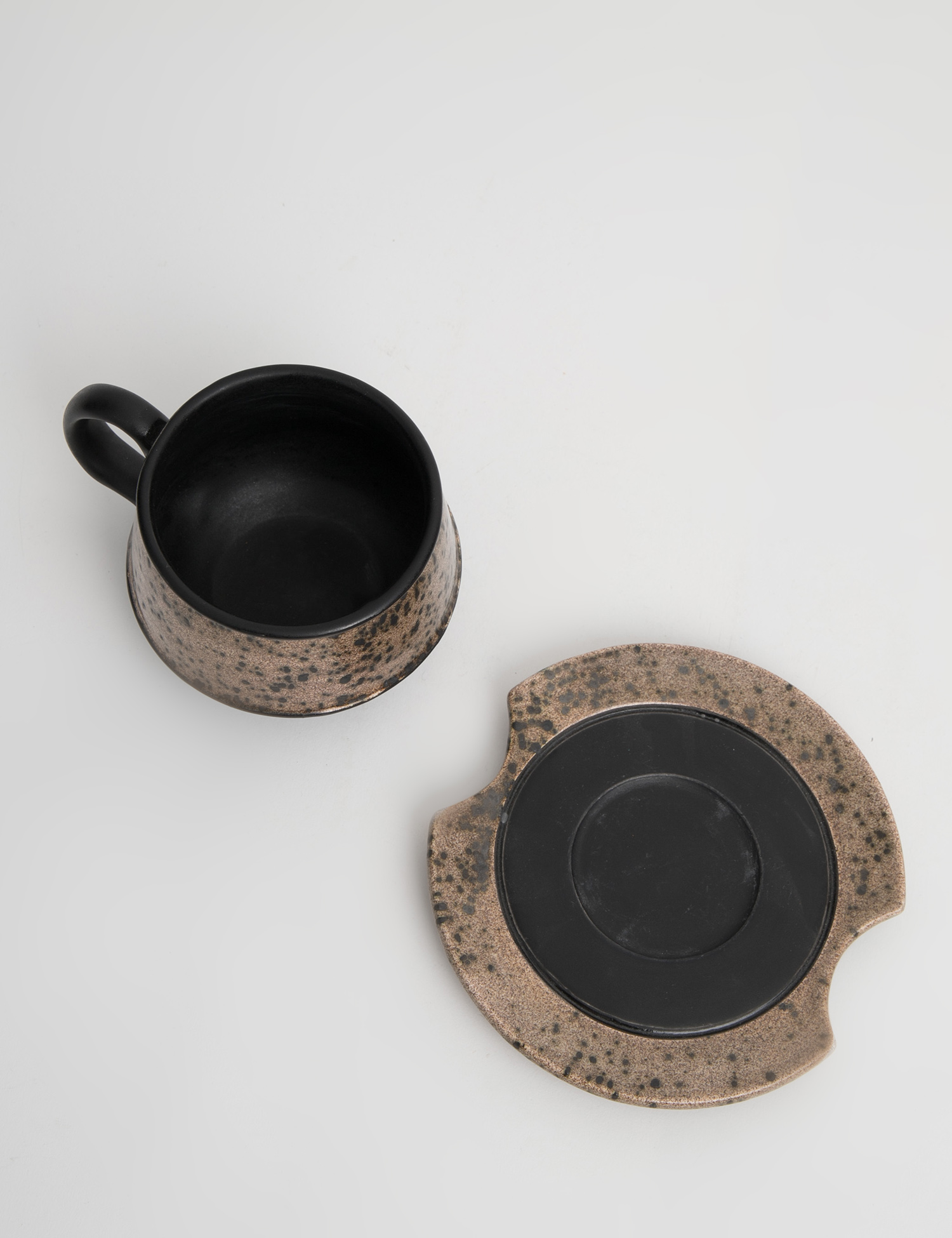 Картинка Чорна керамічна чашка з блюдцем