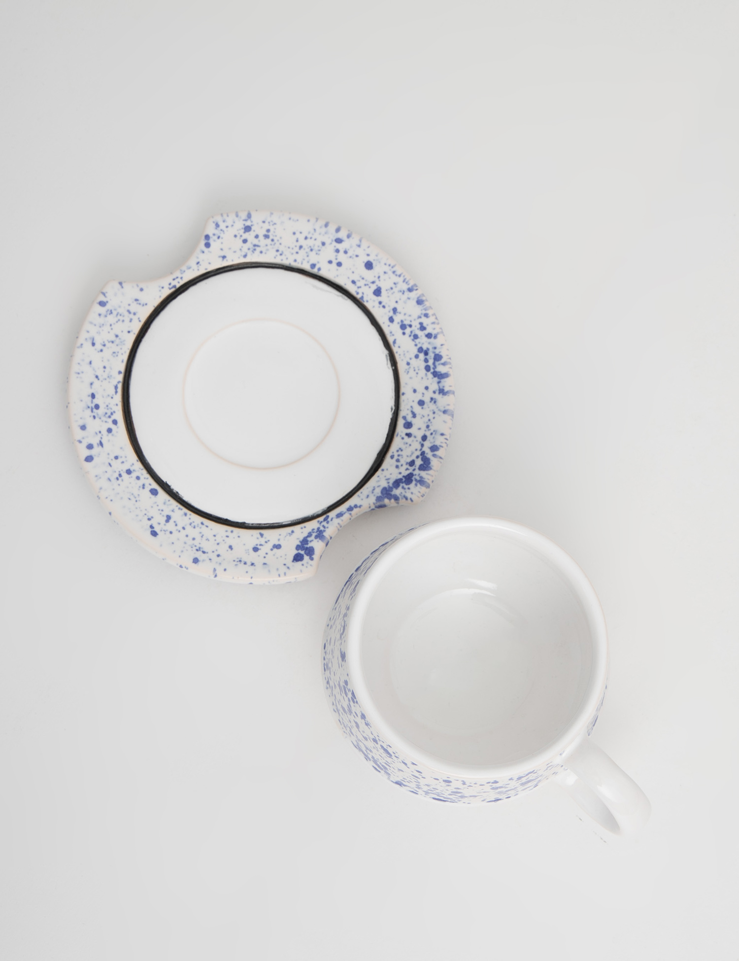 Картинка Біла керамічна чашка з блюдцем