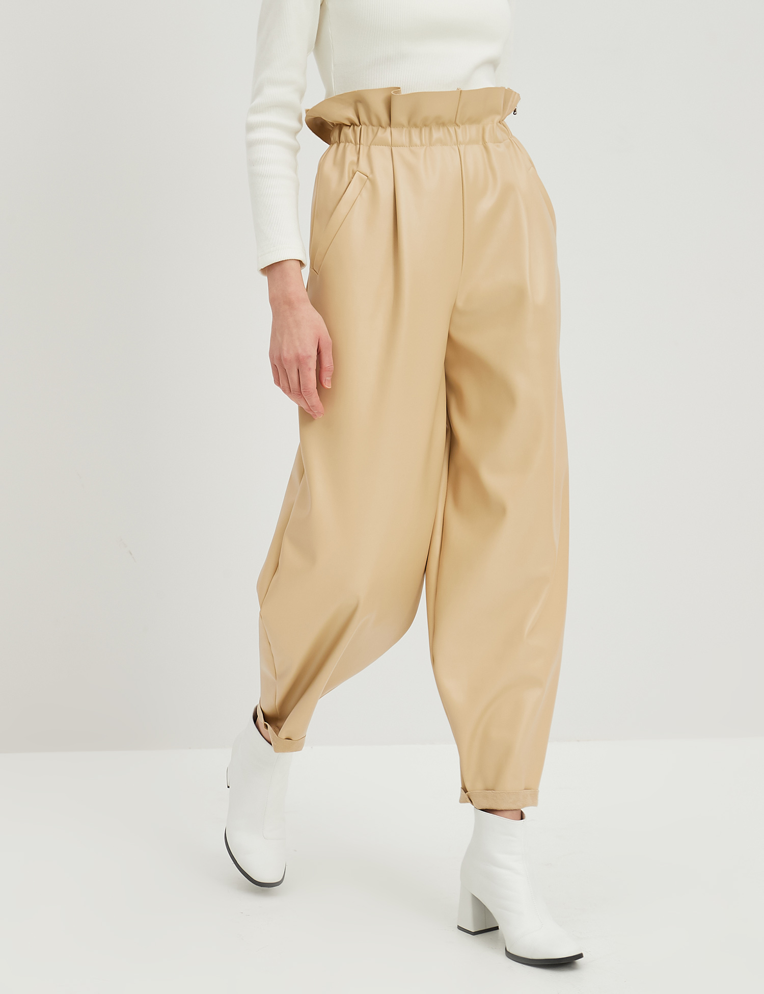 Картинка Жіночі бежеві брюки з екошкіри