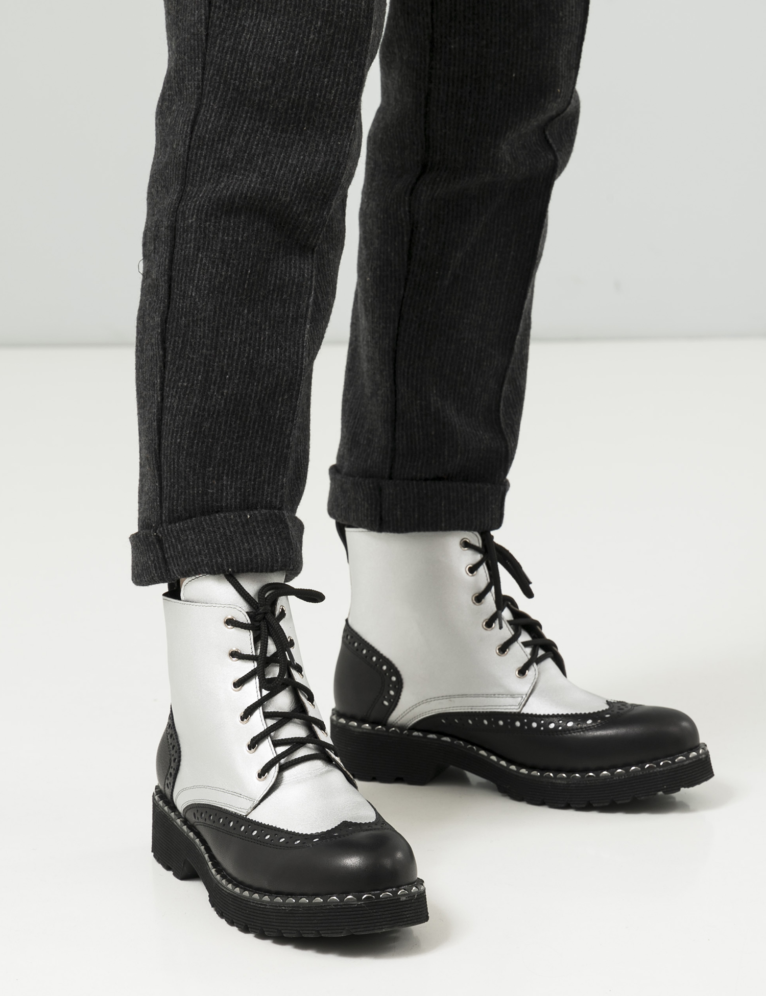 Картинка Жіночі срібно-чорні шкіряні черевики