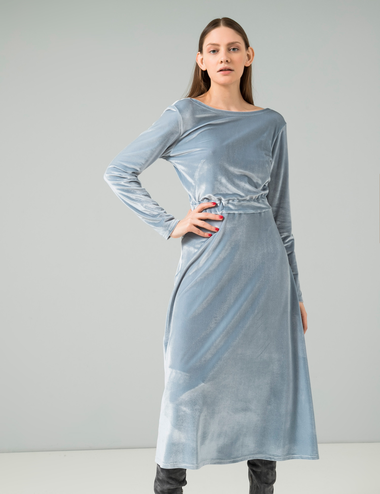Картинка Блакитна оксамитова сукня з відкритою спиною