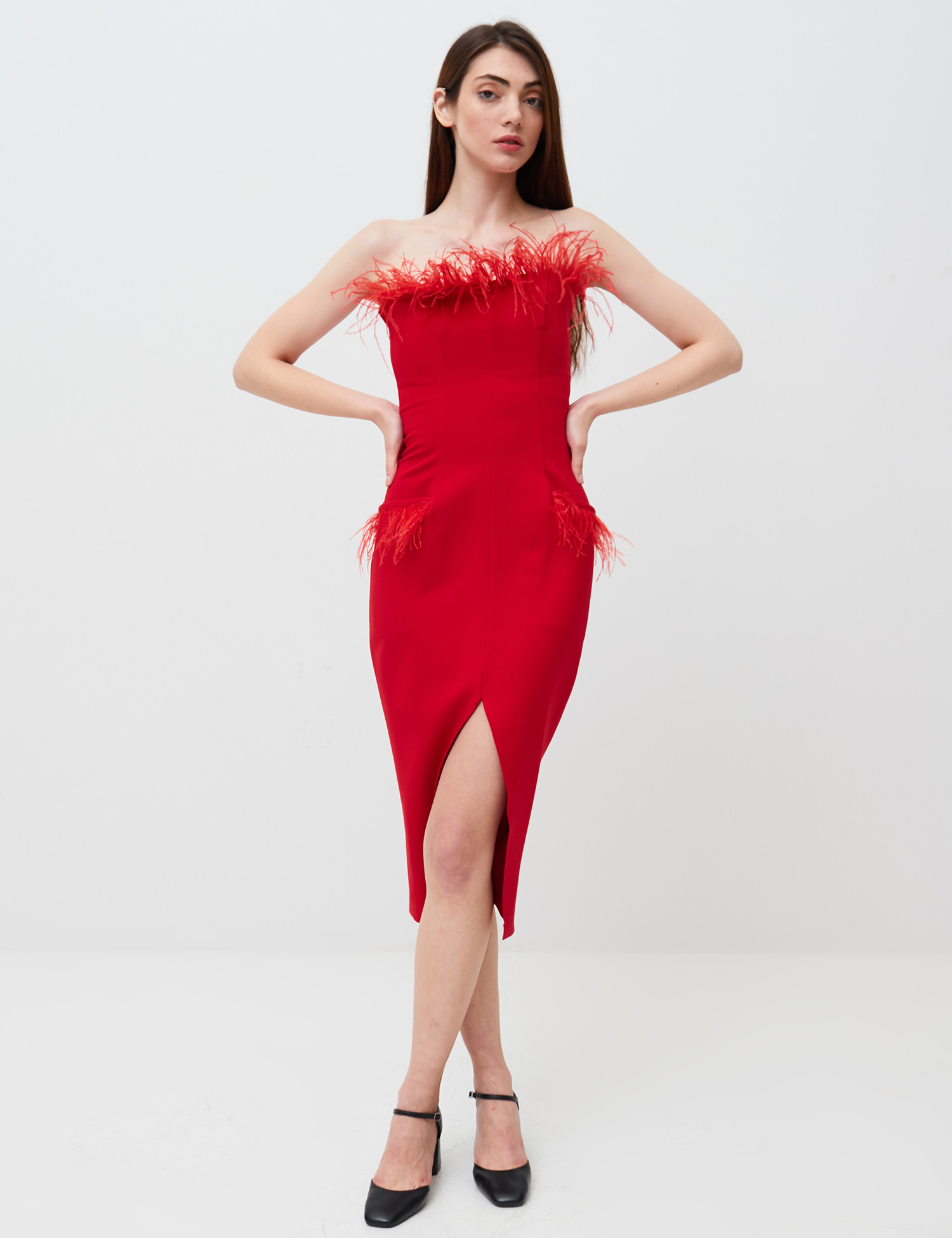 Картинка Червона сукня з декоративним пір'ям