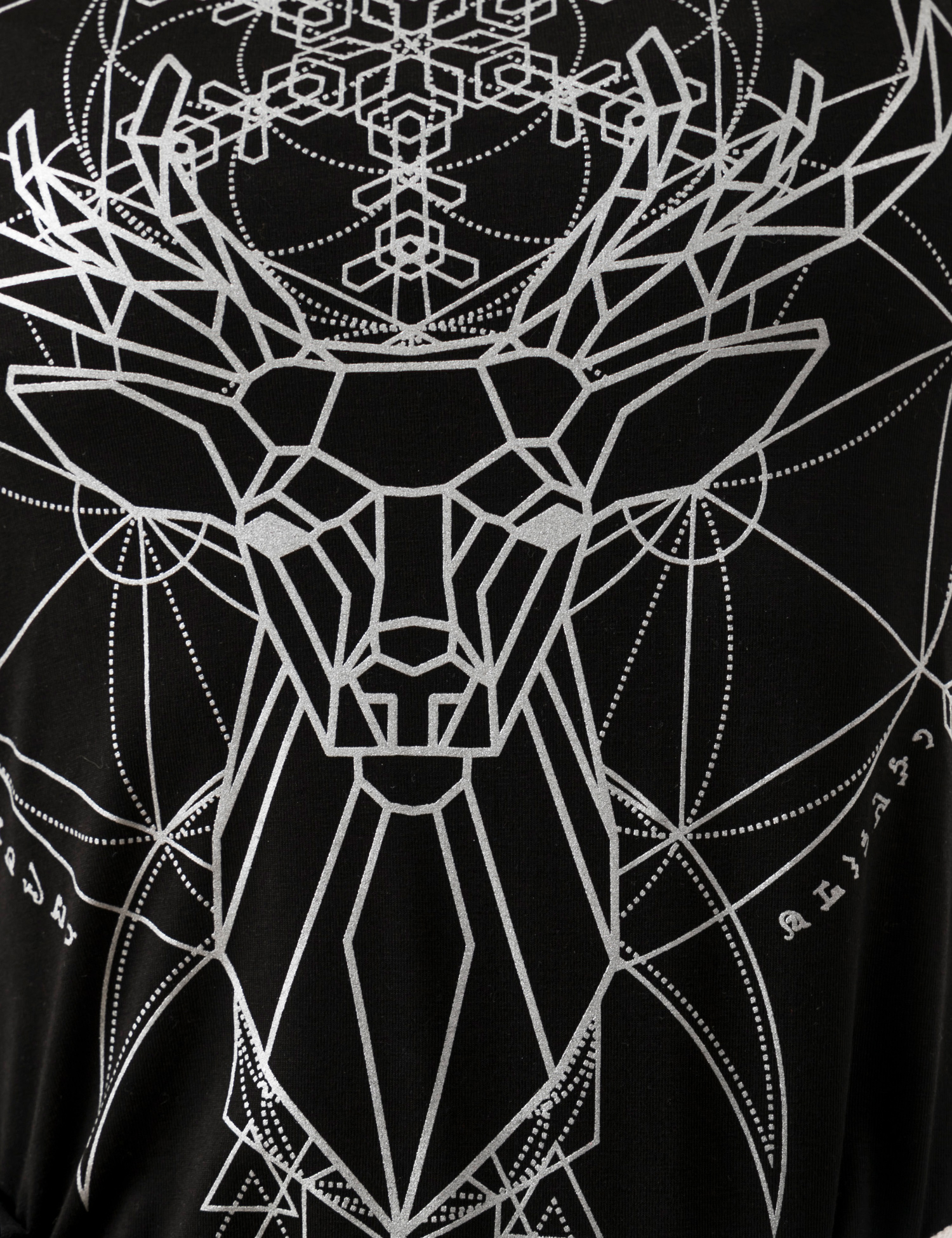 Картинка Жіноча чорна футболка з принтом