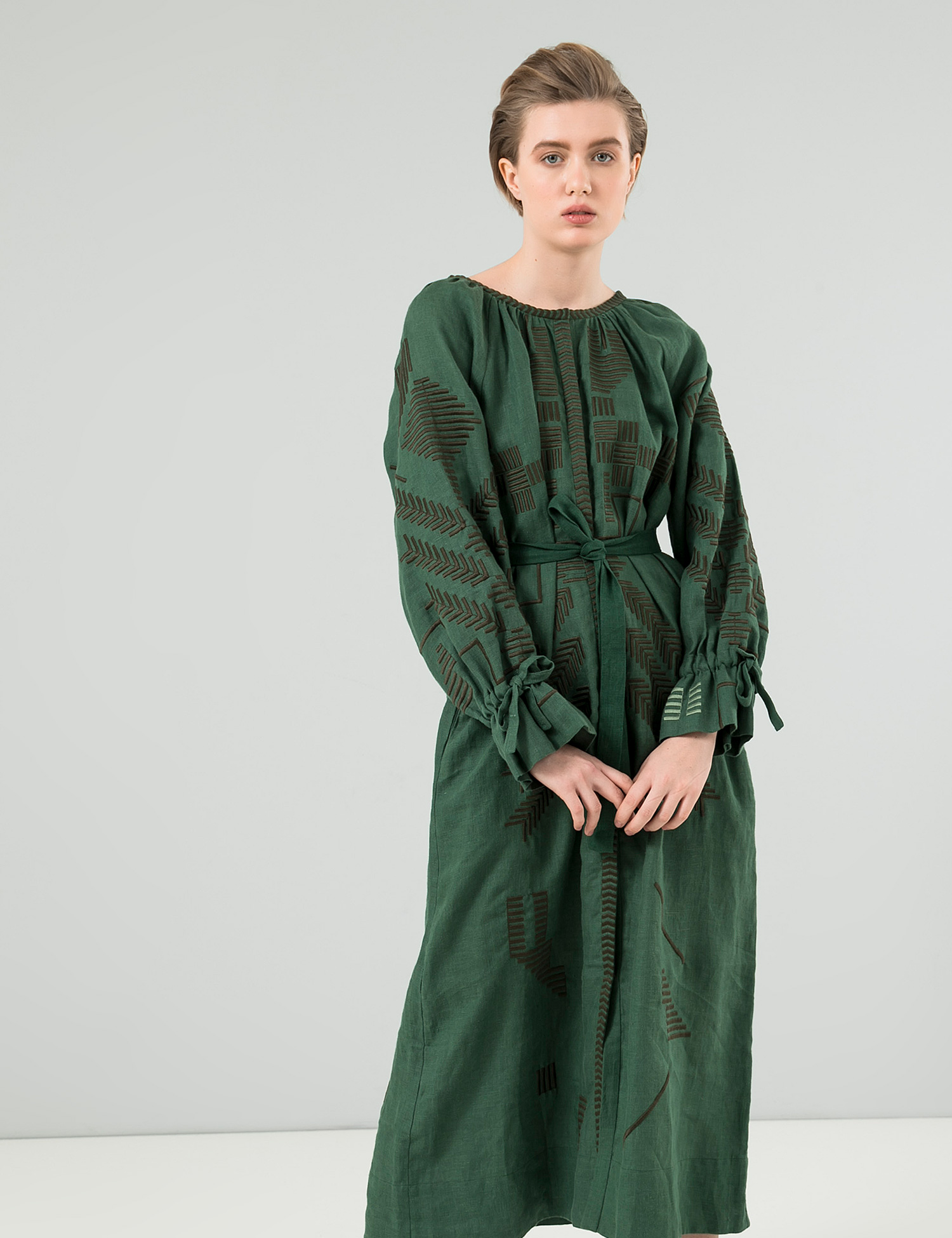 Картинка Темно-зелена сукня з вишивкою