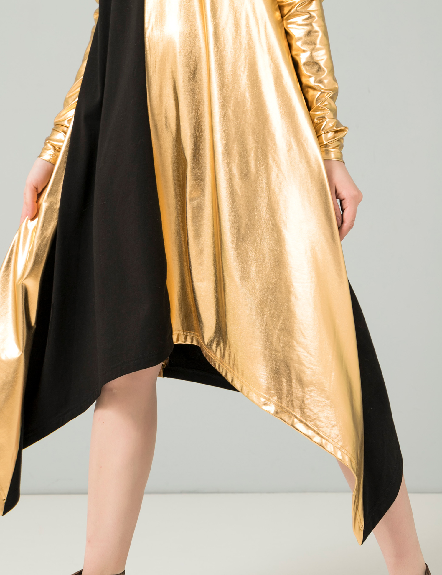 Картинка Золотисто-чорна асиметрична сукня