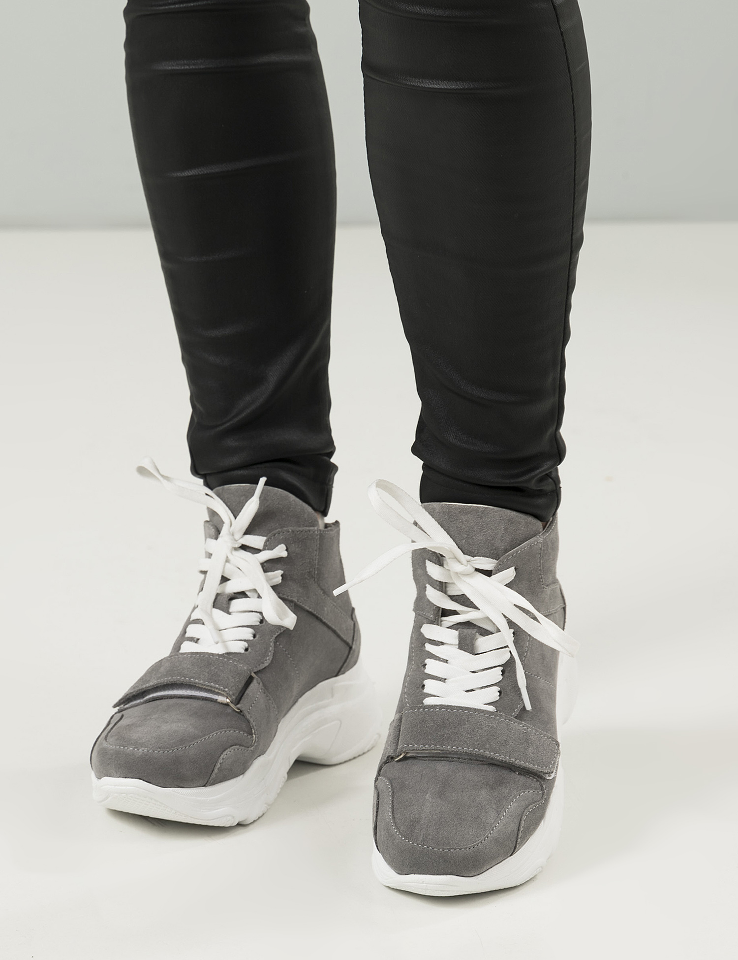Картинка Жіночі світло-сірі замшеві кросівки