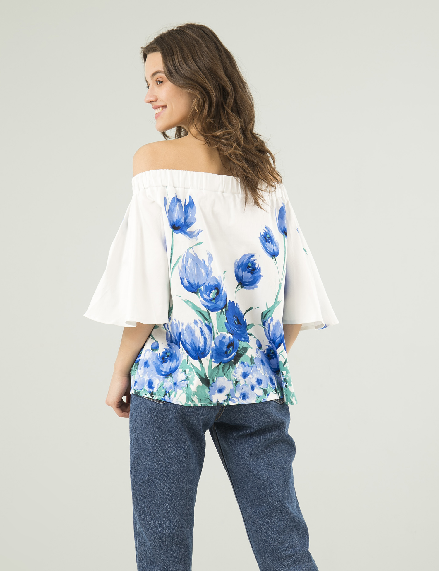 Картинка Жіноча біла блуза з квітковим візерунком
