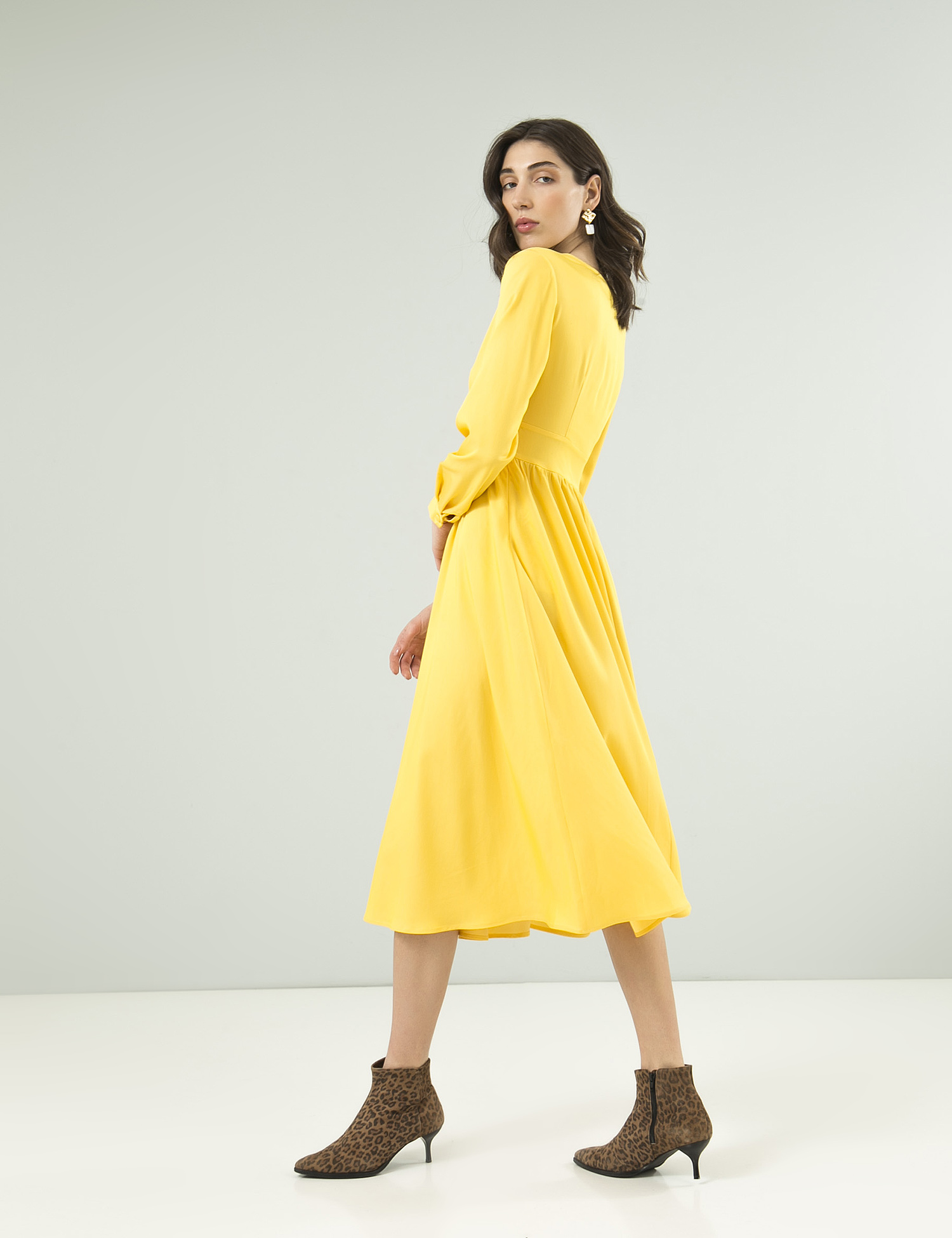 Картинка Жовта сукня з ґудзиками